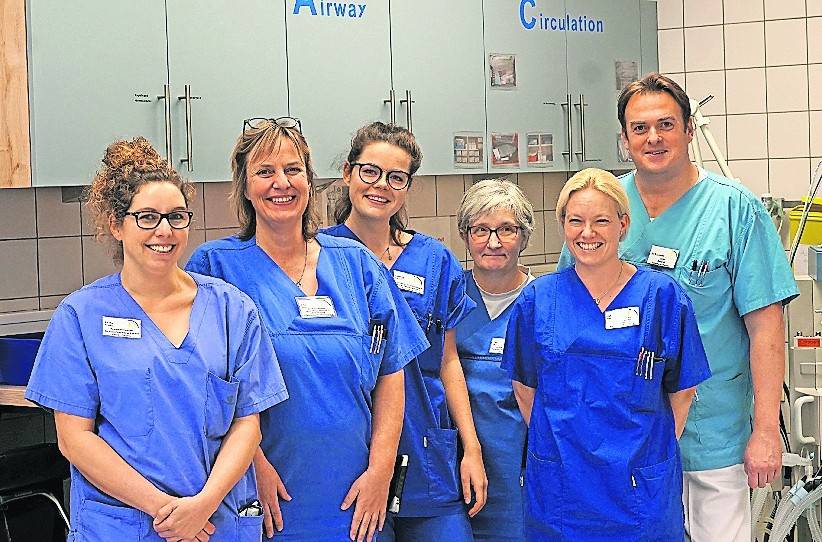 Dr. Michael Leenen und ATCN-Absolventinnen der Zentralen Patientenaufnahme in Nettetal.