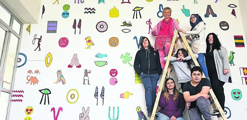 Stolz auf das Kunstprojekt (v.l.): Sergey, Künstlerin Christiane Bethke, Yamama, Alessandra sowie unten Destina, Valentina und Barisch.