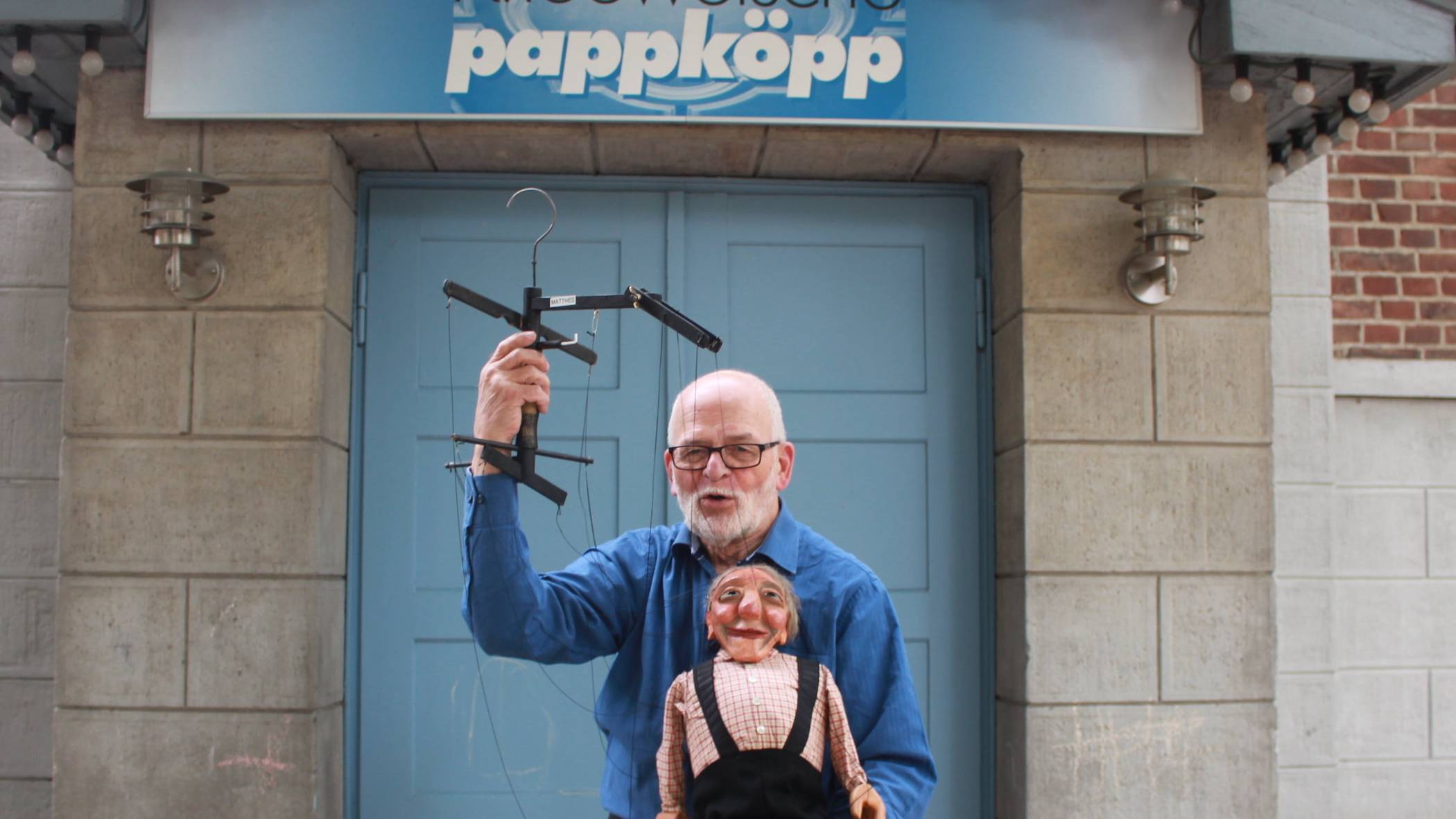 Krefelder Kult: 40 Jahre lang hat Manfred Coelen dem Alles-besser-Wisser „Matthes“ seine Stimme gegeben und seine Texte in den (frechen) Mund gelegt. Immer in Krieewelsch Platt. Zur Bedienung der Puppe bedarf es aber eines eigenen Marionettenführers.