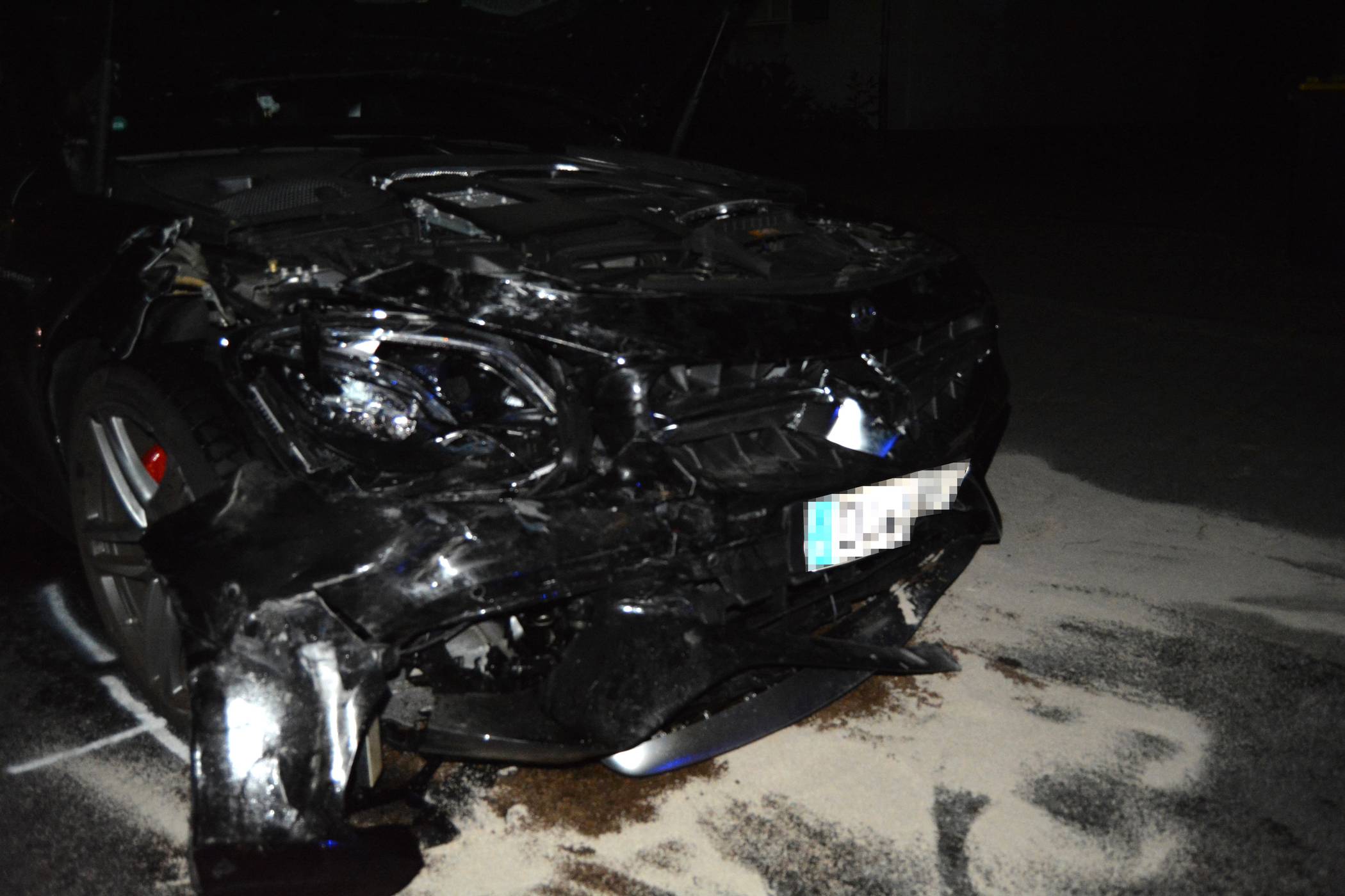Durch die Wucht des Aufpralls ist auch der Mercedes des Unfallverursachers im Frontbereich total zerstört. Der Fahrer flüchtete unmittelbar vom Unfallort.