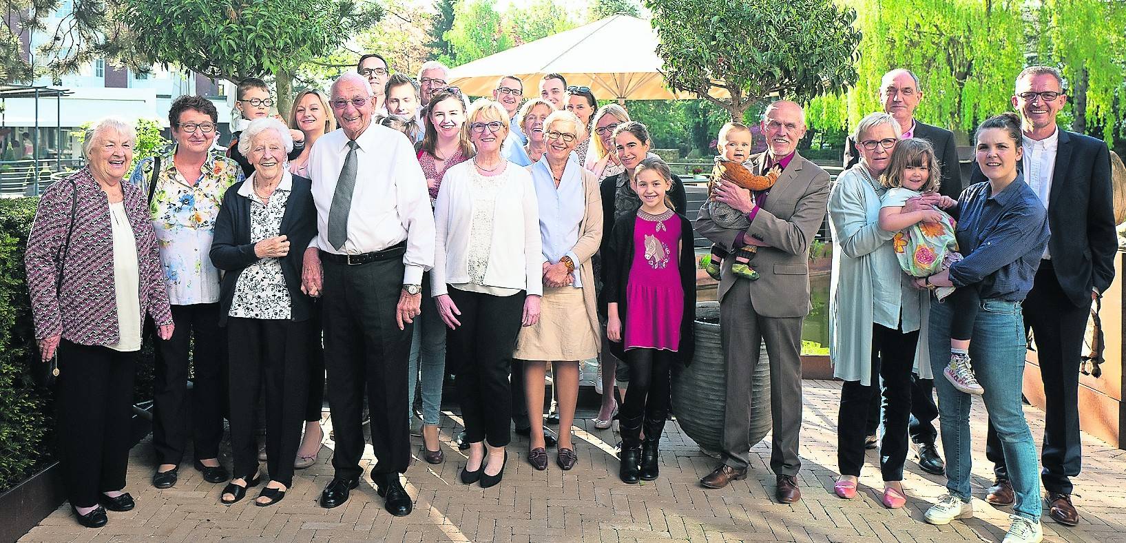 Agnes und Erwin Schmiegelt (3.+4. v.l.) im Kreise ihrer großen Familie.