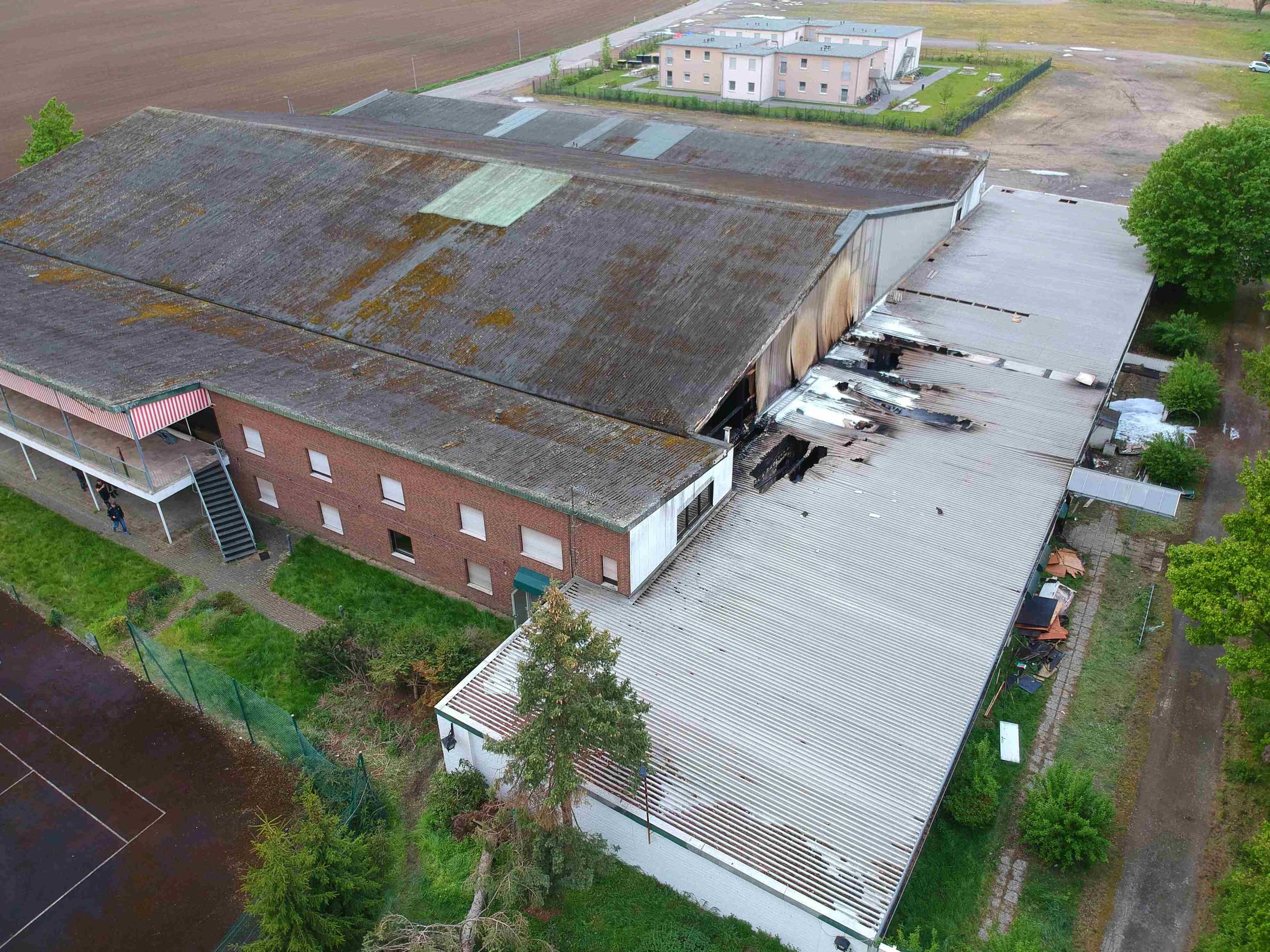 Keine Verletzten: Feuer in der Nacht - Wohnungen unbewohnbar