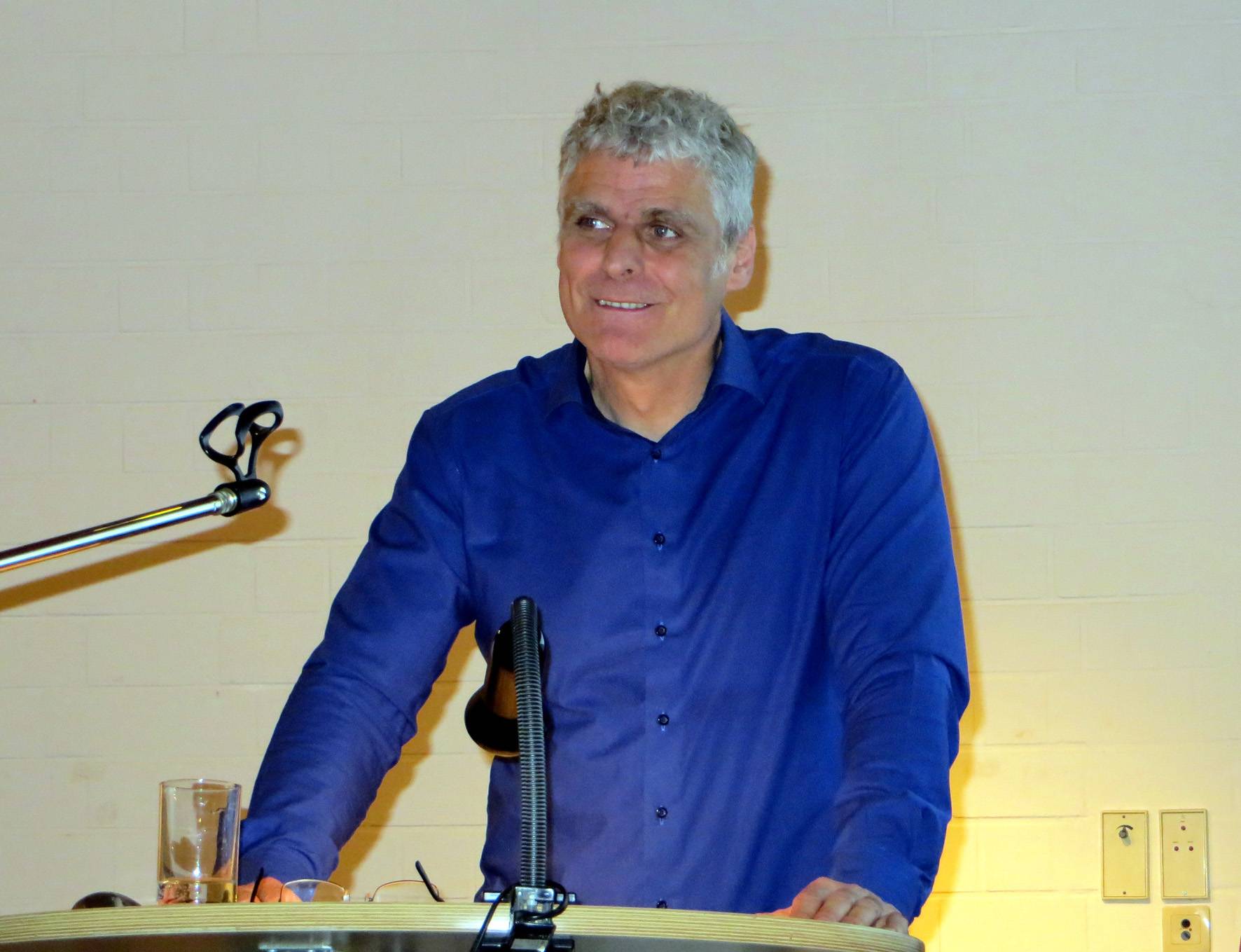 Die anwesenden Gäste wurden insbesondere hellhörig, als Schletter über ein weiteres gefundenes Grab berichtete, in dem Überreste von mindestens sieben Menschen zu Tage kamen.