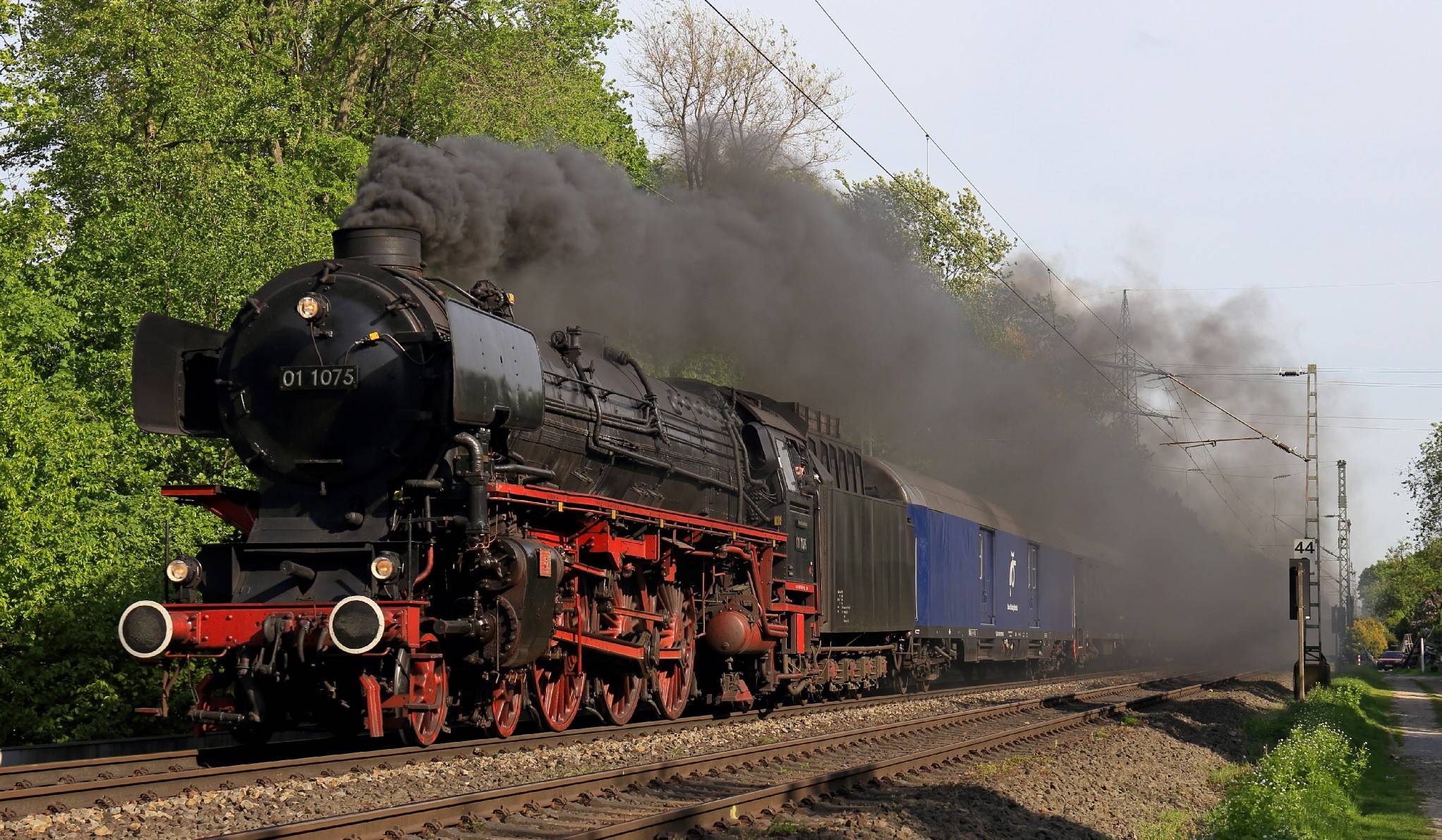  Mit der niederländischen Dampflok 011075 geht es am 22. Juni nach Papenburg. 