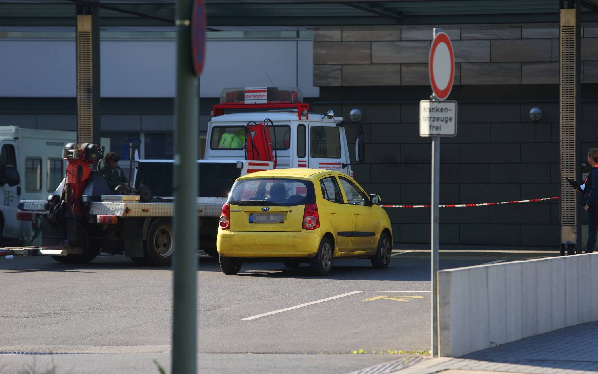 Männer fahren mit Leiche im Auto zum Krankenhaus