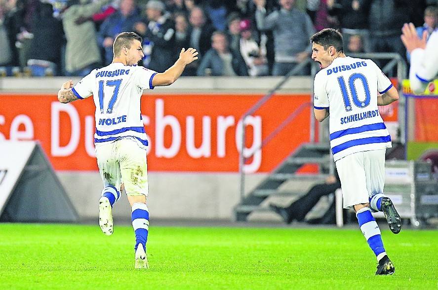  Da keimte noch Hoffnung: Kevin Wolze und Tim Albutat nach dem 2:2-Freistoßtor durch Wolze in der 69. Minute. 