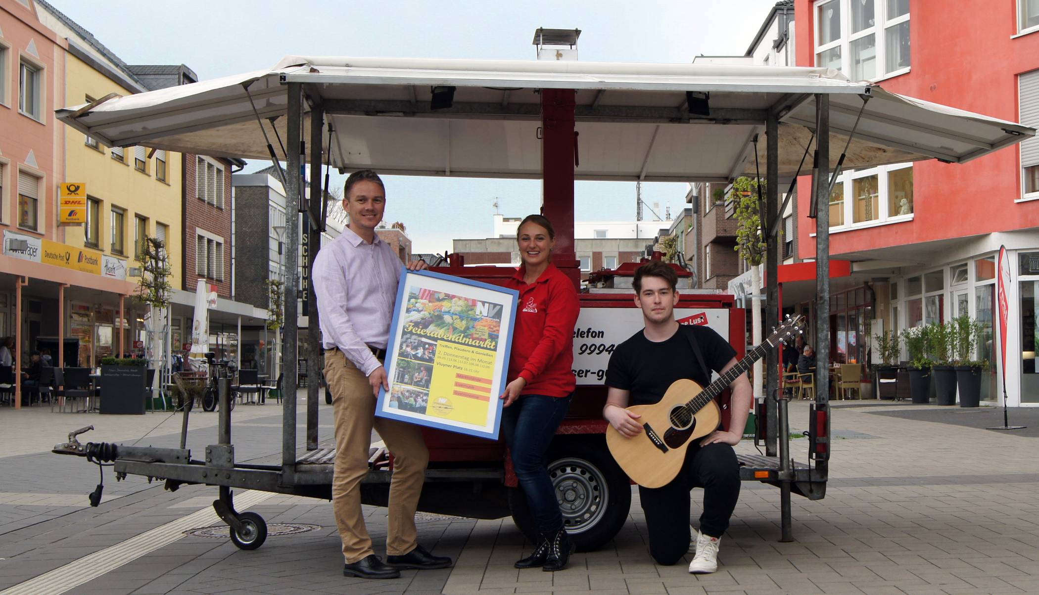 Freuen sich auf den Feierabendmarkt auf dem Vluyner Platz: Frank Grusen (Stadt Neukirchen-Vluyn), Natalia Kolster (Moerser Gulaschkanone) und Noah Warwel (Singer-Songwriter), der am 13. Juni auftreten wird.