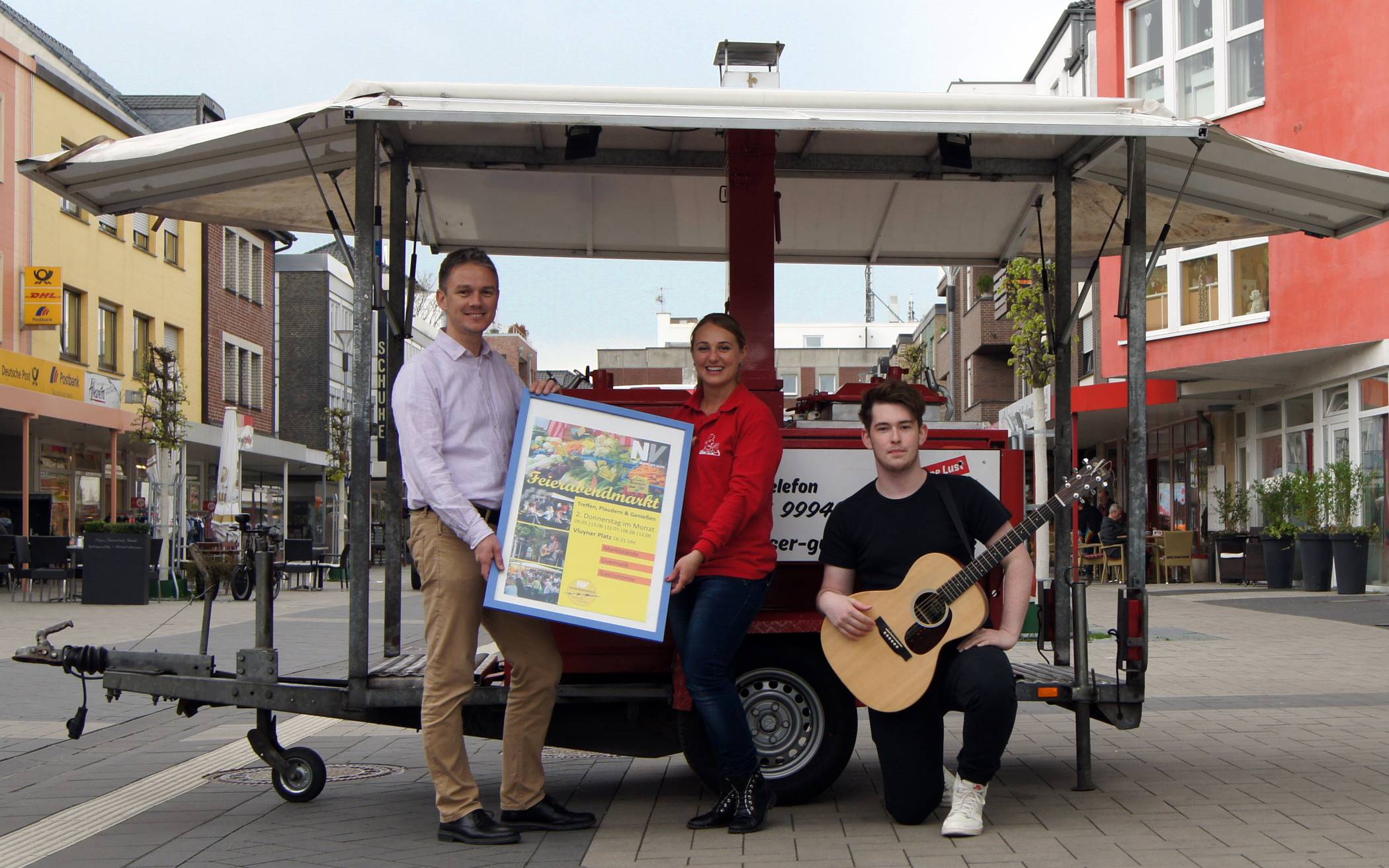 Freuen sich auf den Feierabendmarkt auf dem Vluyner Platz: Frank Grusen (Stadt Neukirchen-Vluyn), Natalia Kolster (Moerser Gulaschkanone) und Noah Warwel (Singer-Songwriter), der am 13. Juni auftreten wird.