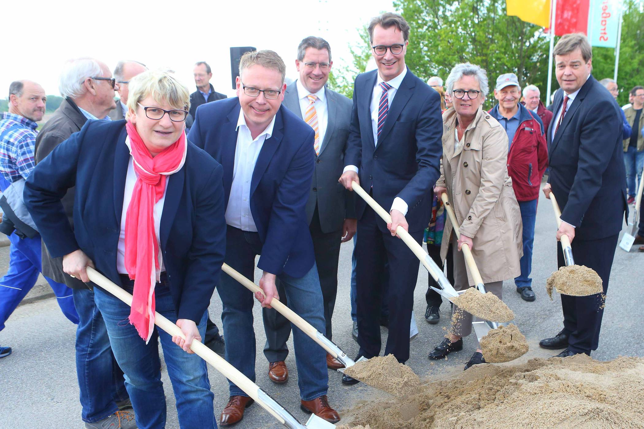 Den feierlichen ersten Spatenstich für den Ausbau der A 57 nahmen vor (von links): Die beiden Krefelder Landtagsabgeordneten Britta Oellers und Marc Blondin (CDU), NRW-Verkehrsminister Hendrik Wüst (CDU), Straßen NRW-Direktorin Elfriede Sauerwein-Braksiek und Enak Ferlemann, Parlamentarischer Staatssekretär im Bundesverkehrsministerium.