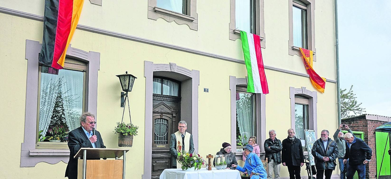 Franz-Josef Radmacher (l.) führte im Namen des Heimatkreis Lank durch die Veranstaltung.