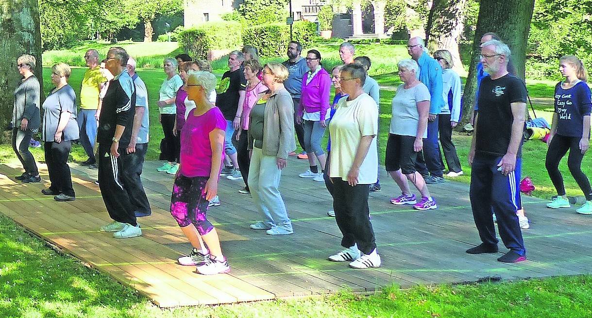 Im Park von Schloss Neersen (Navi-Adresse: Hauptstraße 6) finden von Mai bis September verschiedene kostenlose Sportangebote für alle Altersklassen statt.