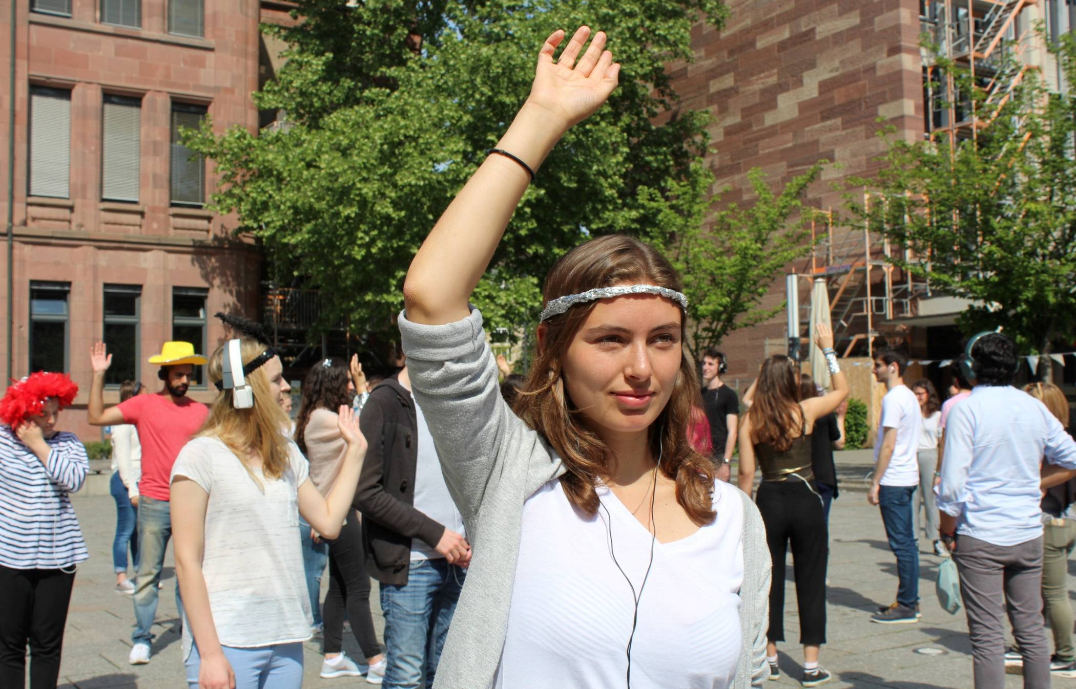 Am 11. Mai findet um 12.19 Uhr das „Theater der 10000“ auf dem Sonnenhausplatz gegenüber dem Minto statt.