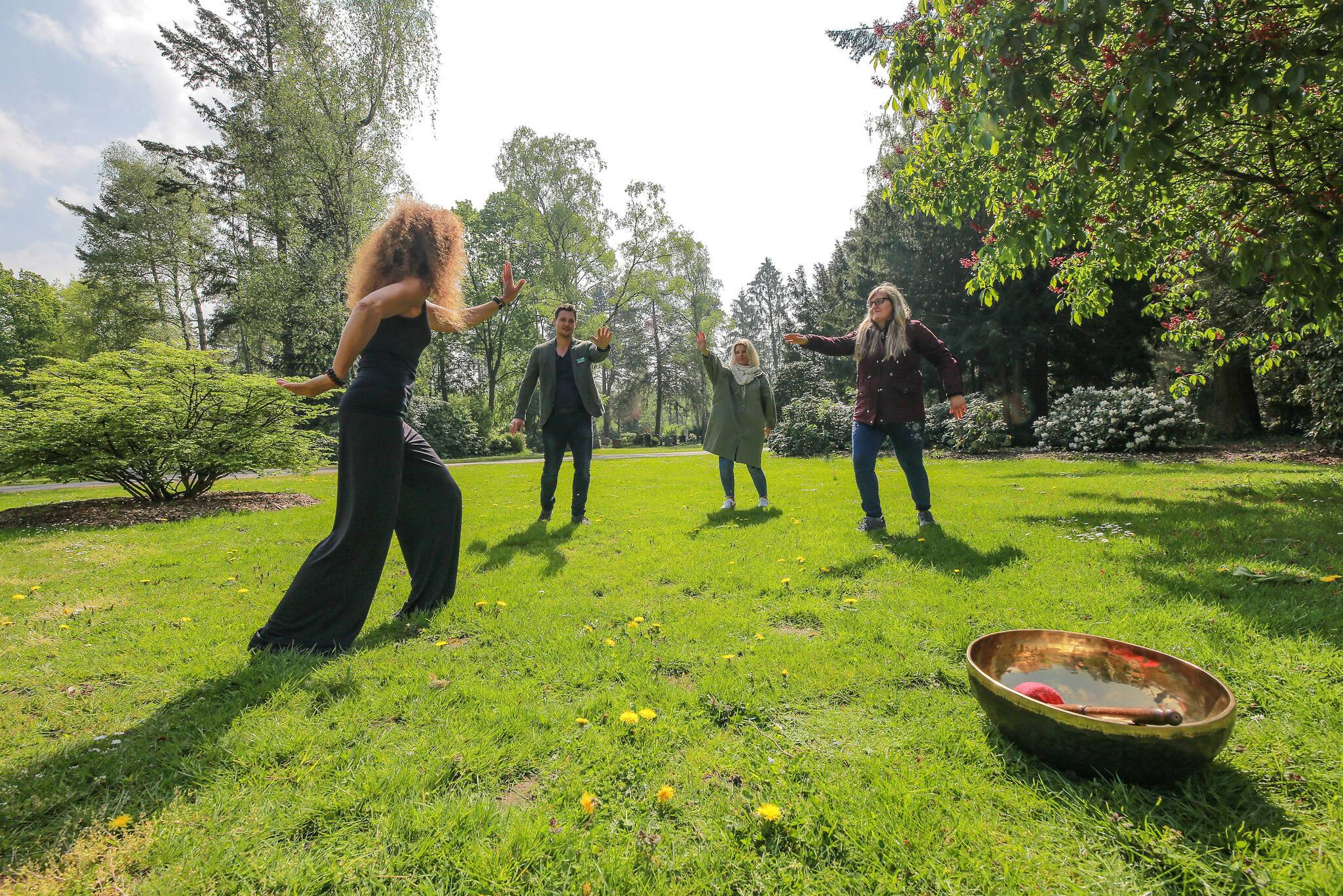  Jutta Schmitz (l.) begleitet die Teilnehmer bei Yoga, Qi Gong und der Kangschalenmeditation auf dem Hauptfriedhof. 