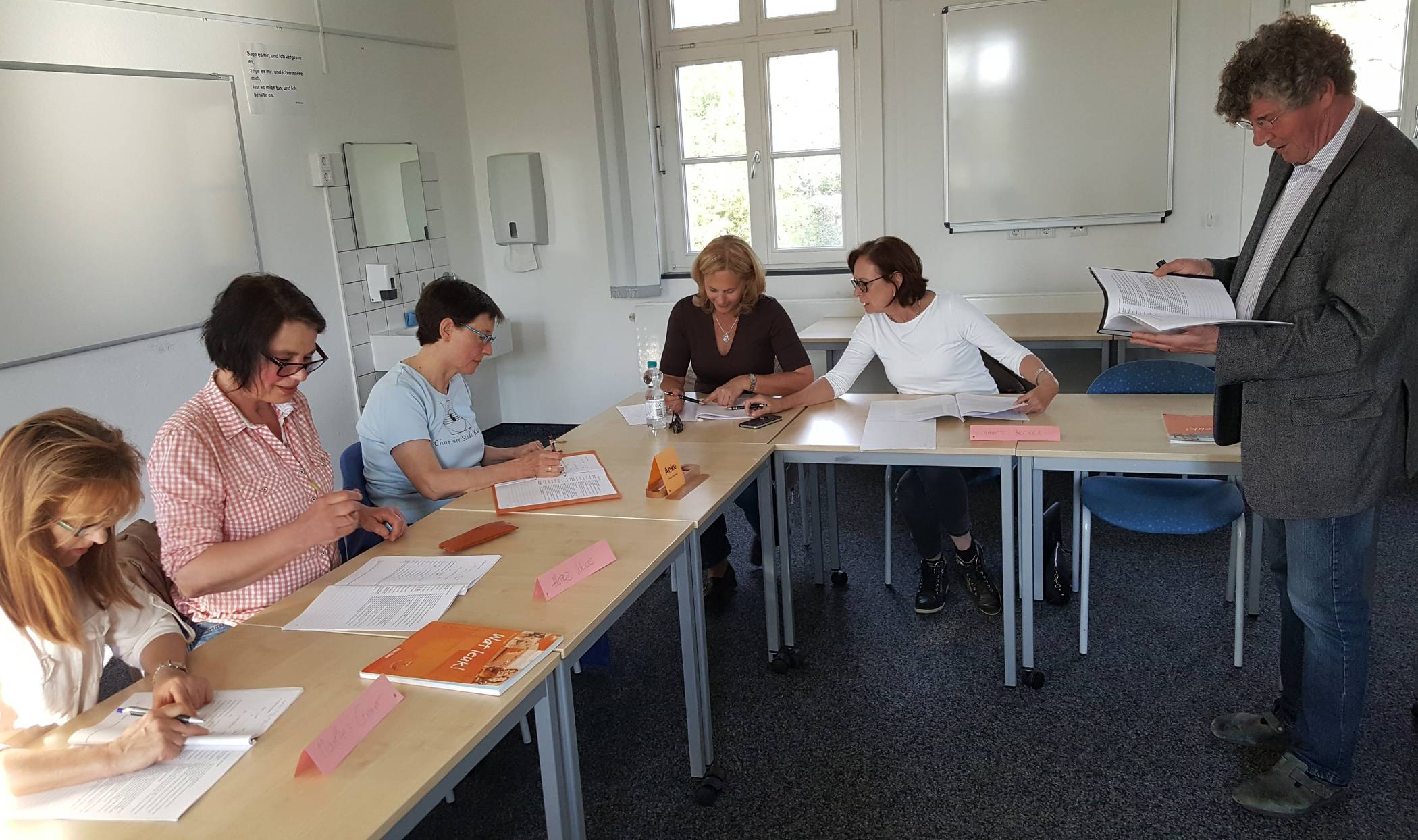 Mit VHS-Dozent Piet Kistemaker lernten sie begeistert Niederländisch: v.l. Marlies Cremer, Hiltrud Weiers, Anke Bohnsack, Britta Leitzke, Annette Becker.