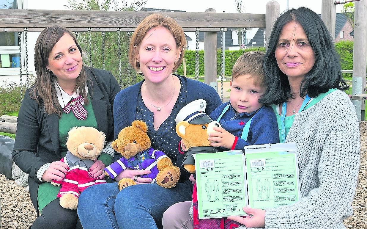 Theresa Stegner (Jugendamt der Stadt Viersen), Dr. Sabine Rau (Leiterin des Jugendamtes) und Michaela Castro (Leiterin Kita Steinkreis, v.l.) mit den Tröstebären.
