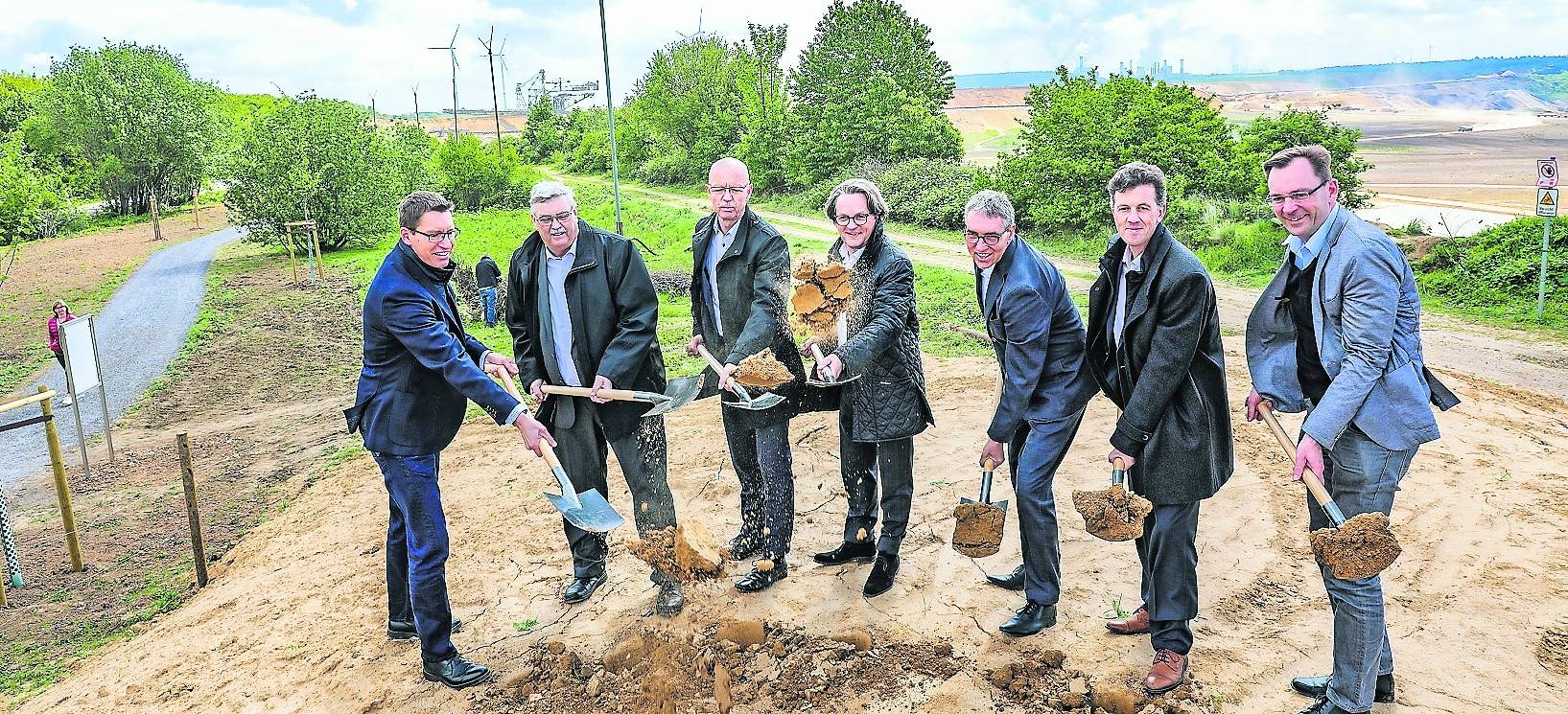 Packen es gemeinsam an (v.l.): Dr. Gero Vinzelberg (RWE), Peter Jansen (BM Erkelenz), Harald Zillikens (BM Jüchen), Dr. Gregor Bonin, Jürgen Frantzen (BM Titz), Zweckverbands-Geschäftsführer Volker Mielchen und Tagebauleiter Dr. Markus Kosma.