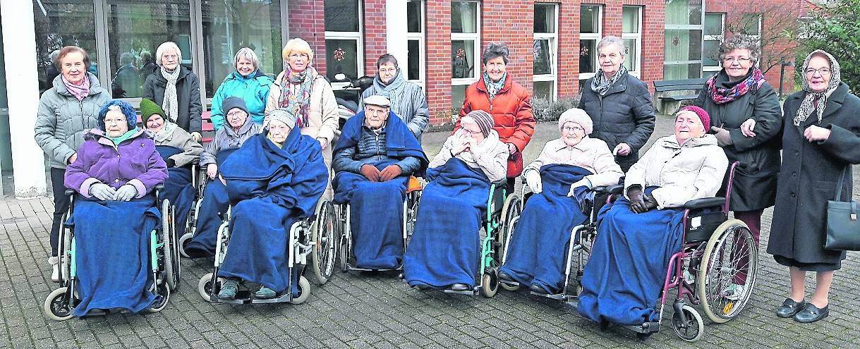Jeden Donnerstag machen sich die Ehrenamtler mit ihrer Leiterin Marianne Stammel (hinten 4.v.l.) mit der Rollstuhlfahrergruppe auf den Weg durch Breyell.