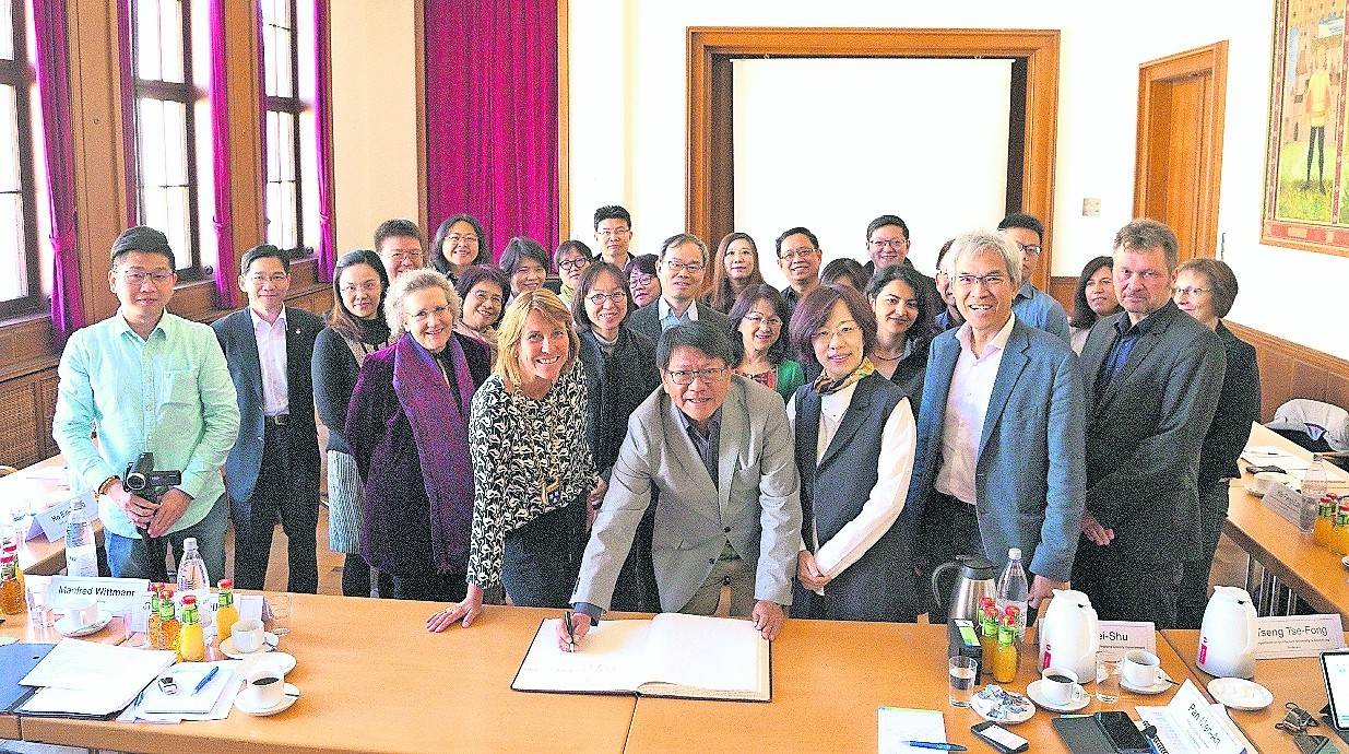 Landrat Men-An Pan neben Bürgermeisterin Sabine Anemüller bei der Eintragung ins Gästebuch der Stadt Viersen.