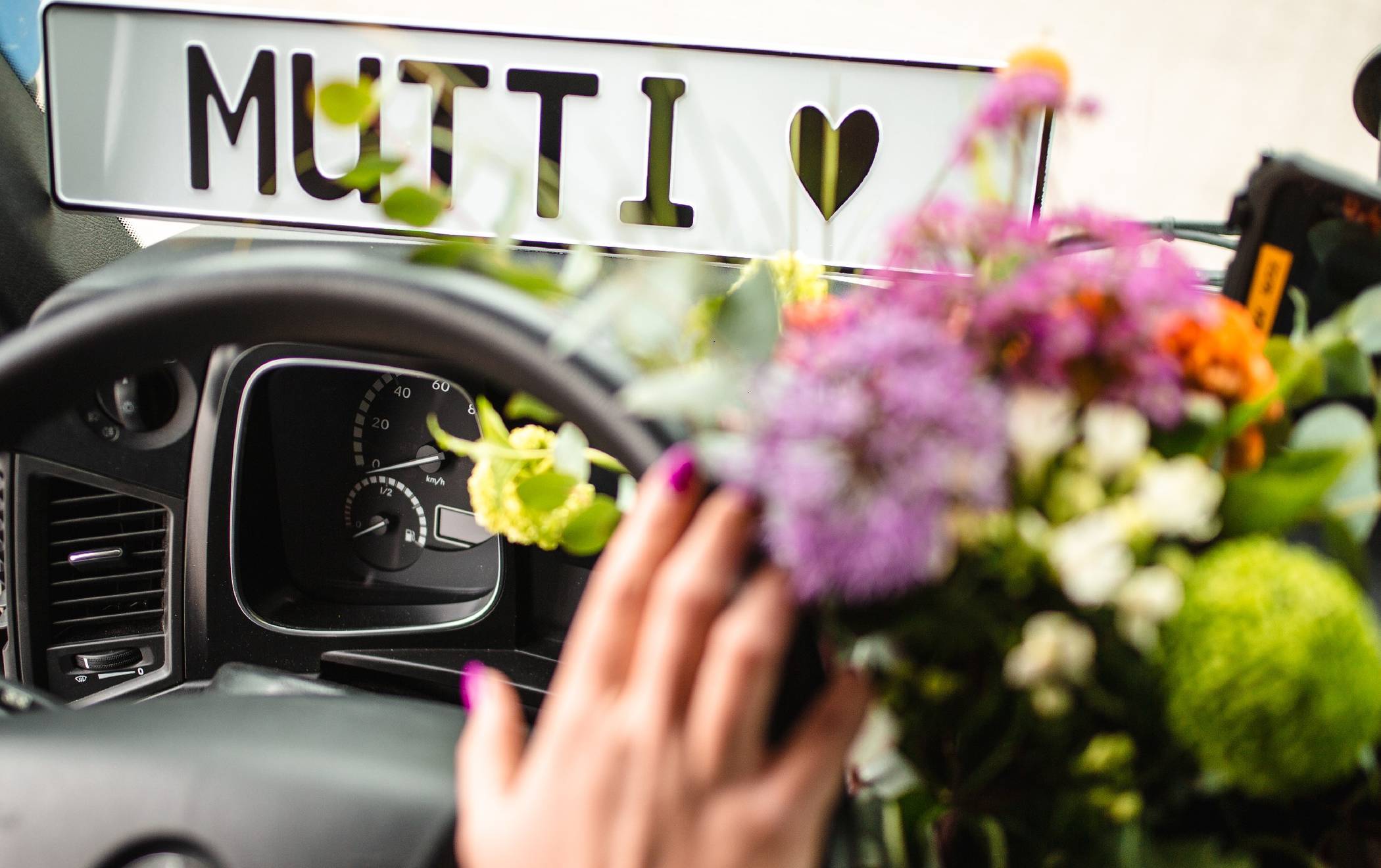 Mutti hinter dem Lenkrad eines Lkw, diesen außergewöhnlichen Preis gibt es zum Muttertag zu gewinnen.