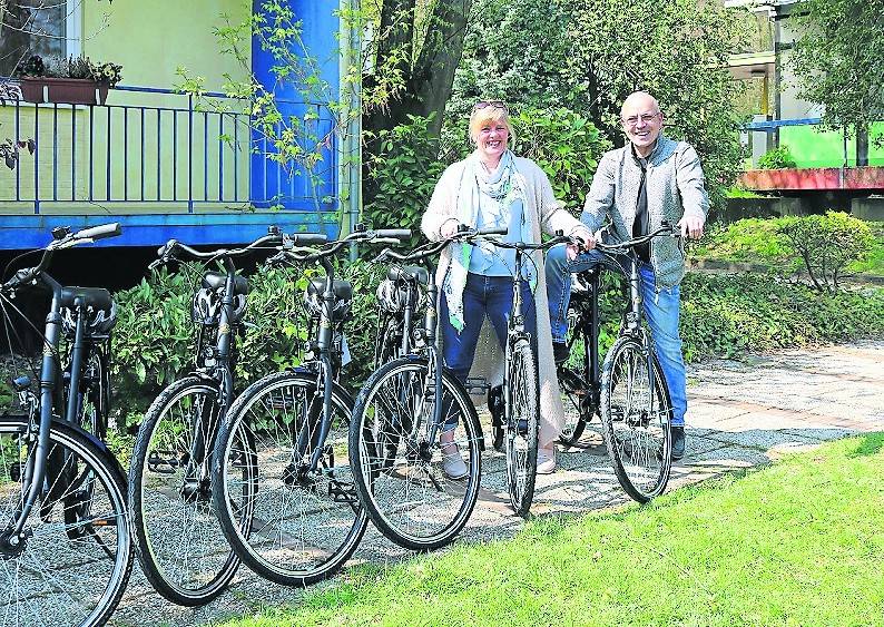  Vorsitzende des Hilfsvereins Jugendpsychiatrie Silke Breuksch und Uwe Schwerdtner vom Fanny-Zahn-Haus freuen sich über die neuen Fahrräder für die Psychosomatische Abteilung.  