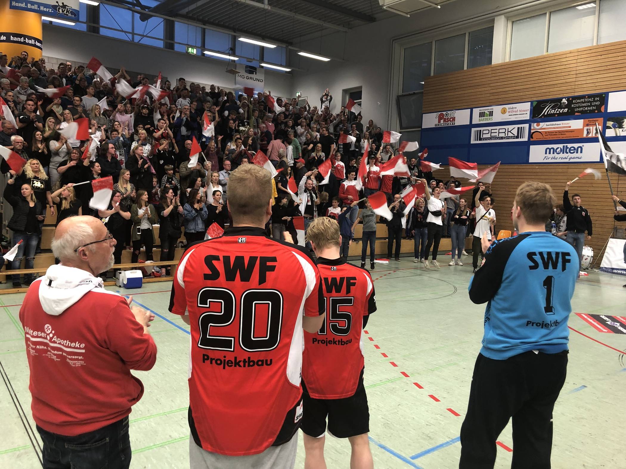 Kurz nach Abpfiff in Korschenbroich war die Enttäuschung bei Heinz Buteweg (links), dem Team und den wieder fast 300 mitgereisten MTV-Anhängern noch riesig. Genauso riesig wie der Jubel am Sonntag, als der Meistertitel dann doch feststand.