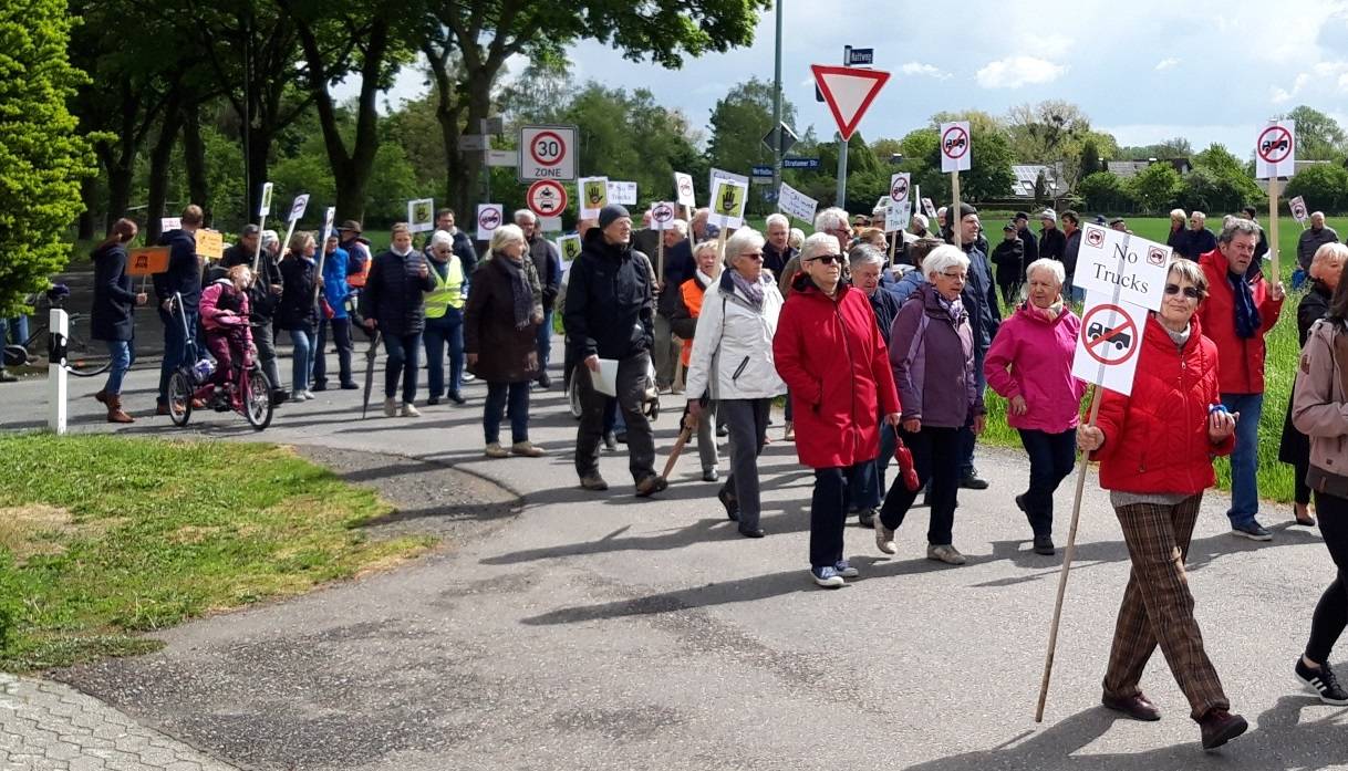 Über 200 Nierster demonstrierten gegen den Lkw-Verkehr in den Rheingemeinden.