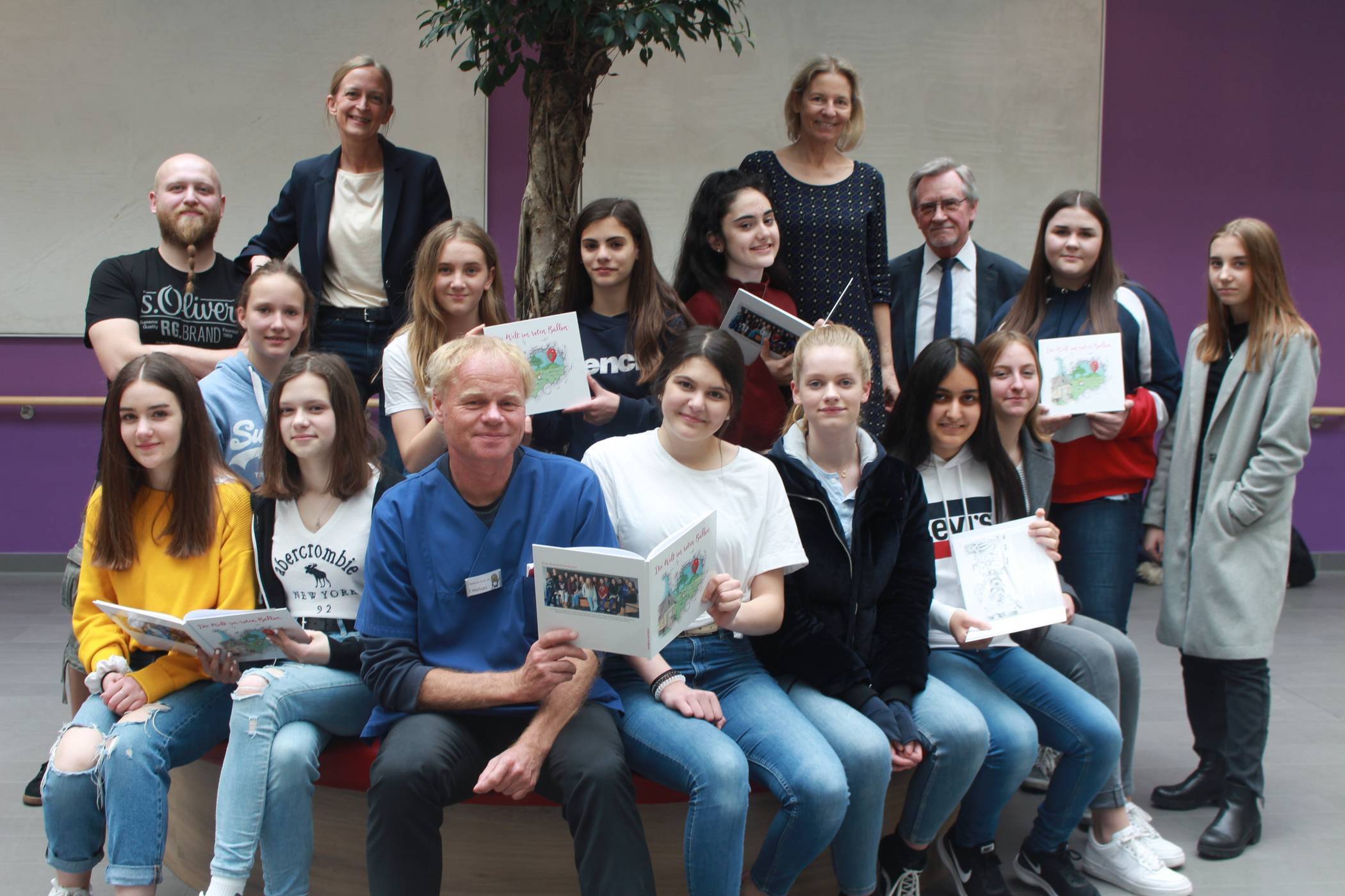  Übergabe: Chefarzt Prof. Dr. Tim Niehues (vorn) nimmt von den Marienschülern das Buch entgegen, das diese für die kleinen Patienten der Kinderklinik verfasst haben. Krankenpfleger Jan Poggemann (links) hat die Geschichten mit Zeichnungen versehen. Kinderbuchautorin A.E. Eiserlo (hinten rechts) half den Jugendlichen beim professionellen Schreiben. Zu den Initiatoren des Projektes zählen Helios-Sprecherin Marina Dorsch (links) und der Kooperationskoordinator der Marienschule Werner Lichtenberg. 