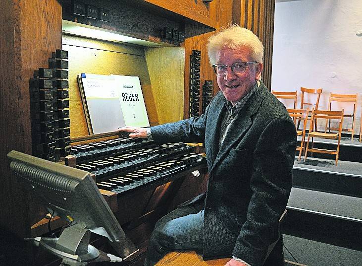  Kantor Reinhold Richter (St. Helena Rheindahlen) an der Seifert-Orgel. 