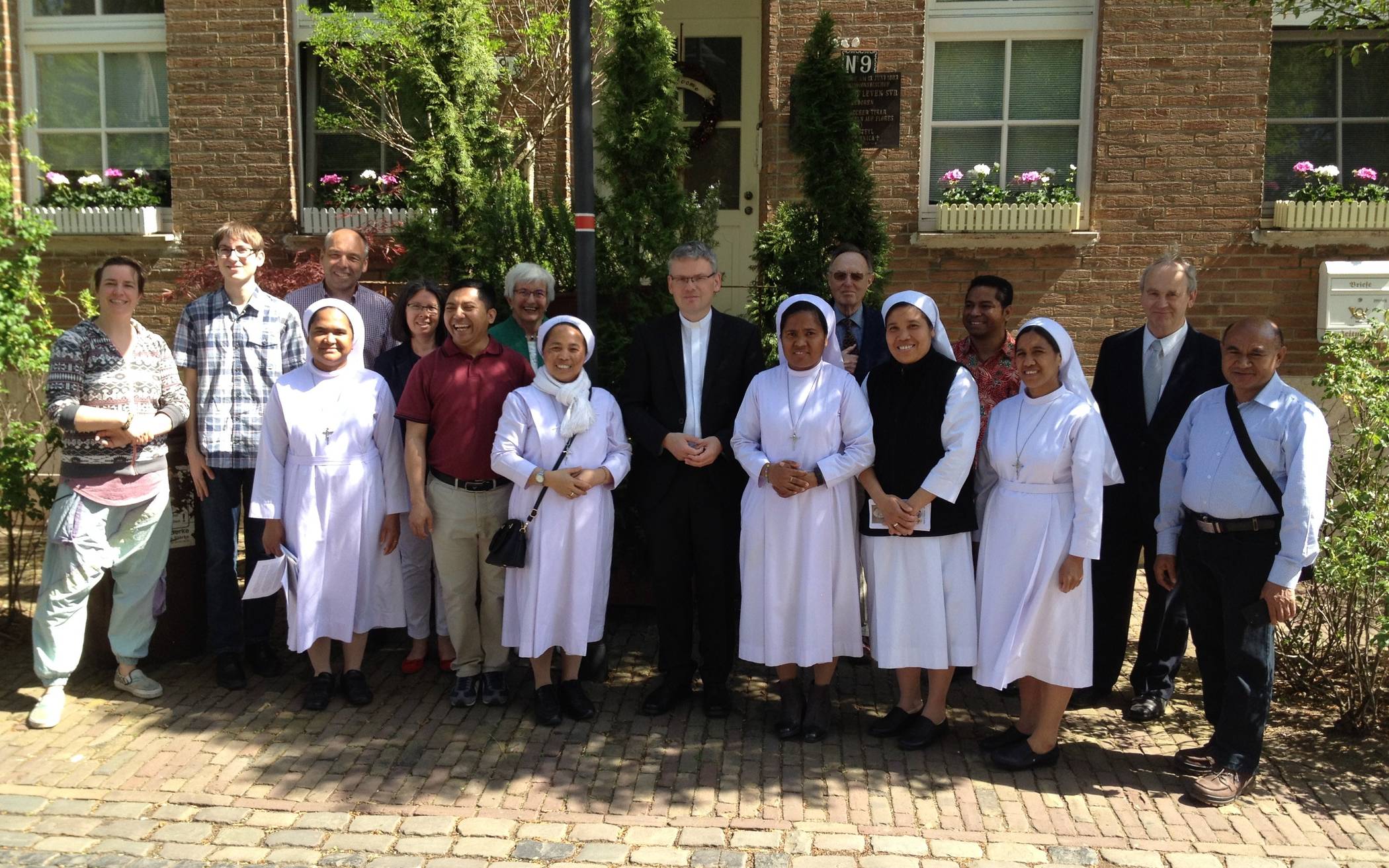 Der Besuch aus Indonesien gemeinsam mit Pfarrer Norbert Viertel in Lank-Latum vor dem historischen Geburtshaus ihres Ordensgründers Bischof Heinrich Leven. Schon jetzt steht fest: Die Ordensschwestern wollen wiederkommen.