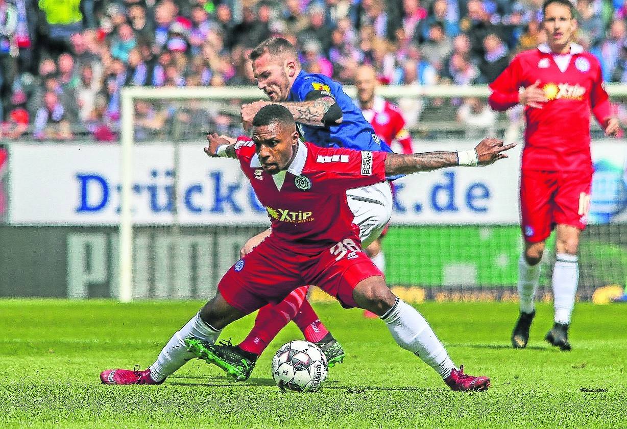 Joe Gyau durfte in Kiel von Beginn an ran und bedankte sich mit dem Tor zum 1:0.
