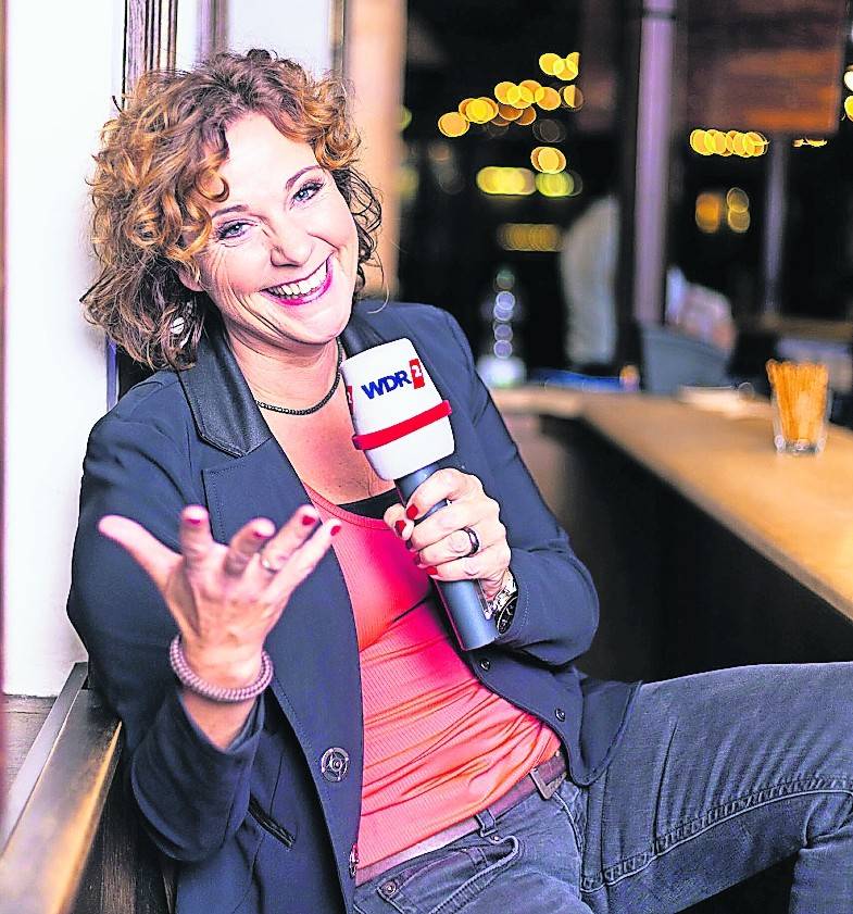 Steffi Neu fragt Sie beim Kneipenquiz unter den Tisch.