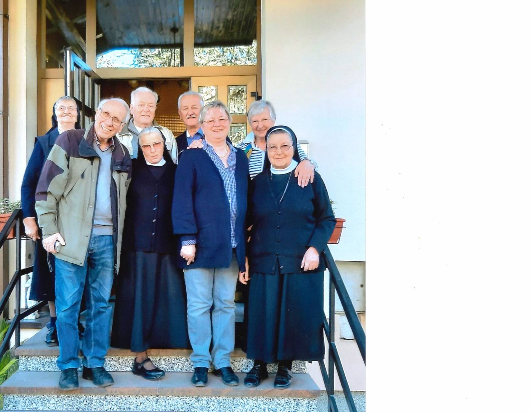  Im Kloster in Budzak wurden Heribert (l.) und Ursula Hölz (2.v.r.) sowie Helmut Stoffels (3.v.l.) und Inge Keidel (3.v.r.) von den Ordensschwestern herzlich begrüßt. 