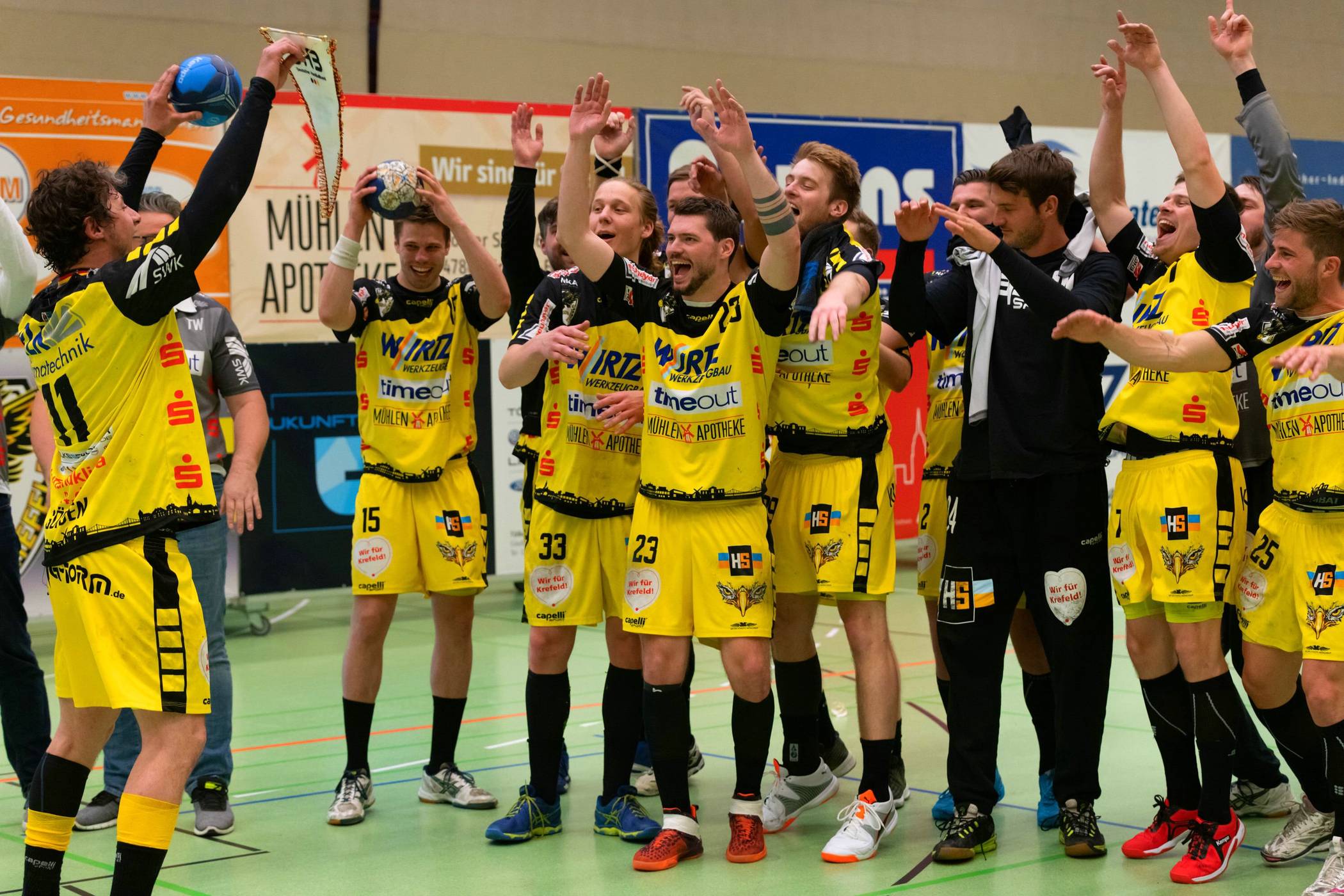 Ach, übrigens...: Beide Daumen sind gedrückt