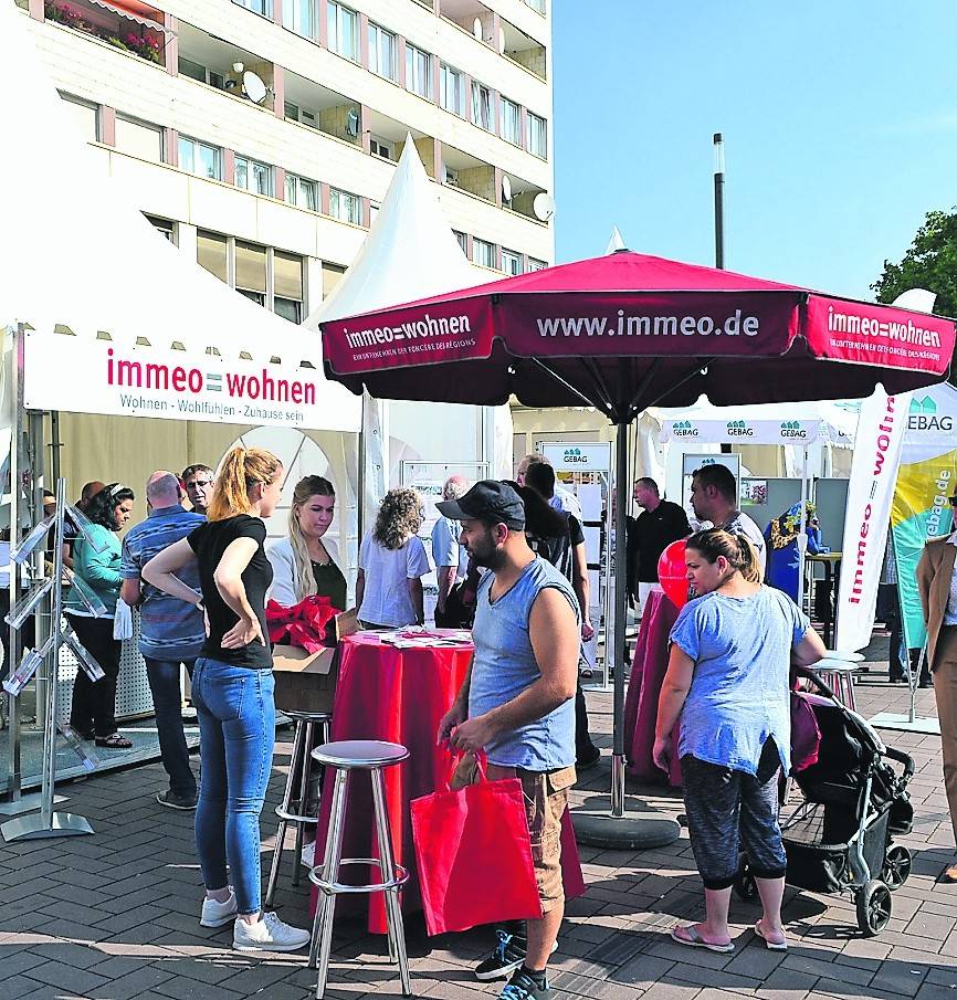 Die charakteristischen Pagodenzelte sind typisch die Wohnungsbörsen in Hamborn (hier im Bild) und in der Stadtmitte. Jede der teilnehmenden Wohnungsgesellschaften und -genossenschaften hat in der Regel ein Zelt als Anlaufstelle.