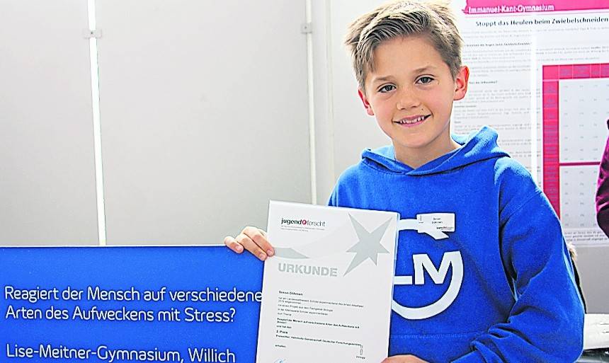  Simon Döhmen mit seiner Siegerurkunde. 