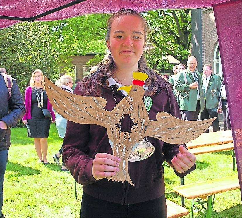 Der stellvertretende Bezirksbundesmeister Günter Tenberg gratulieren der neuen Bezirkskönigin Susanne Berger.