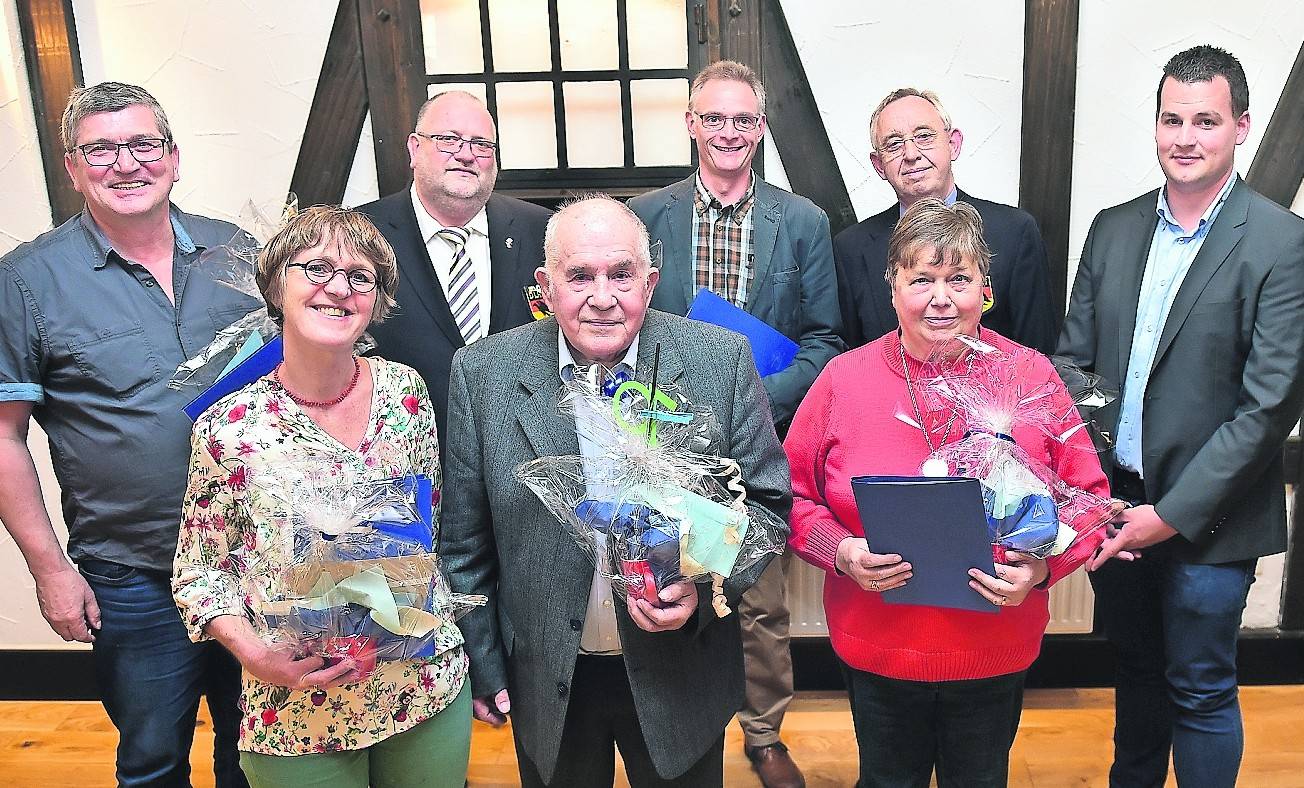 Im Rahmen der Jahreshauptversammlung der DLRG Willich im Saal Krücken an der Peterstraße 54 wurden zahlreiche Jubilare geehrt. Im Mittelpunkt stand dabei Heinz van Well. Das Ehrenmitglied und der Mitbegründer der DLRG Willich kann auf 70 Jahre in dem Verein zurückblicken. Im Bild von links nach rechts: Fritz Kreuer (50 Jahre), Marion Niemann (50 Jahre), Uwe Justen (DLRG Bezirksleiter), Heinz van Well (70 Jahre Mitglied), Dr. Siegfried Kirsch (25 Jahre), Hermann J. Wenten (Vorsitzender), Käthe Dürdoth (25 Jahre) und Benedikt Schlossmacher (Geschäftsführer).