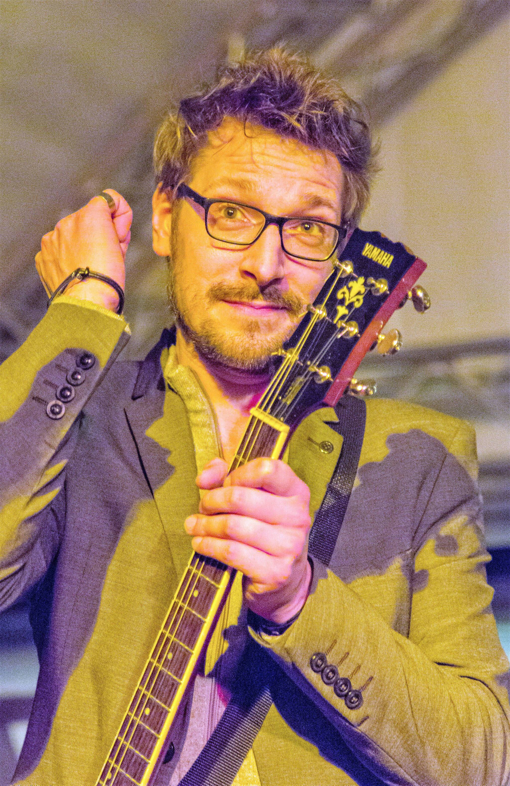  Gitarrist Dennis Hormes verstärkt die Fun-Truppe beim Rock in den Vatertag im Spö. 