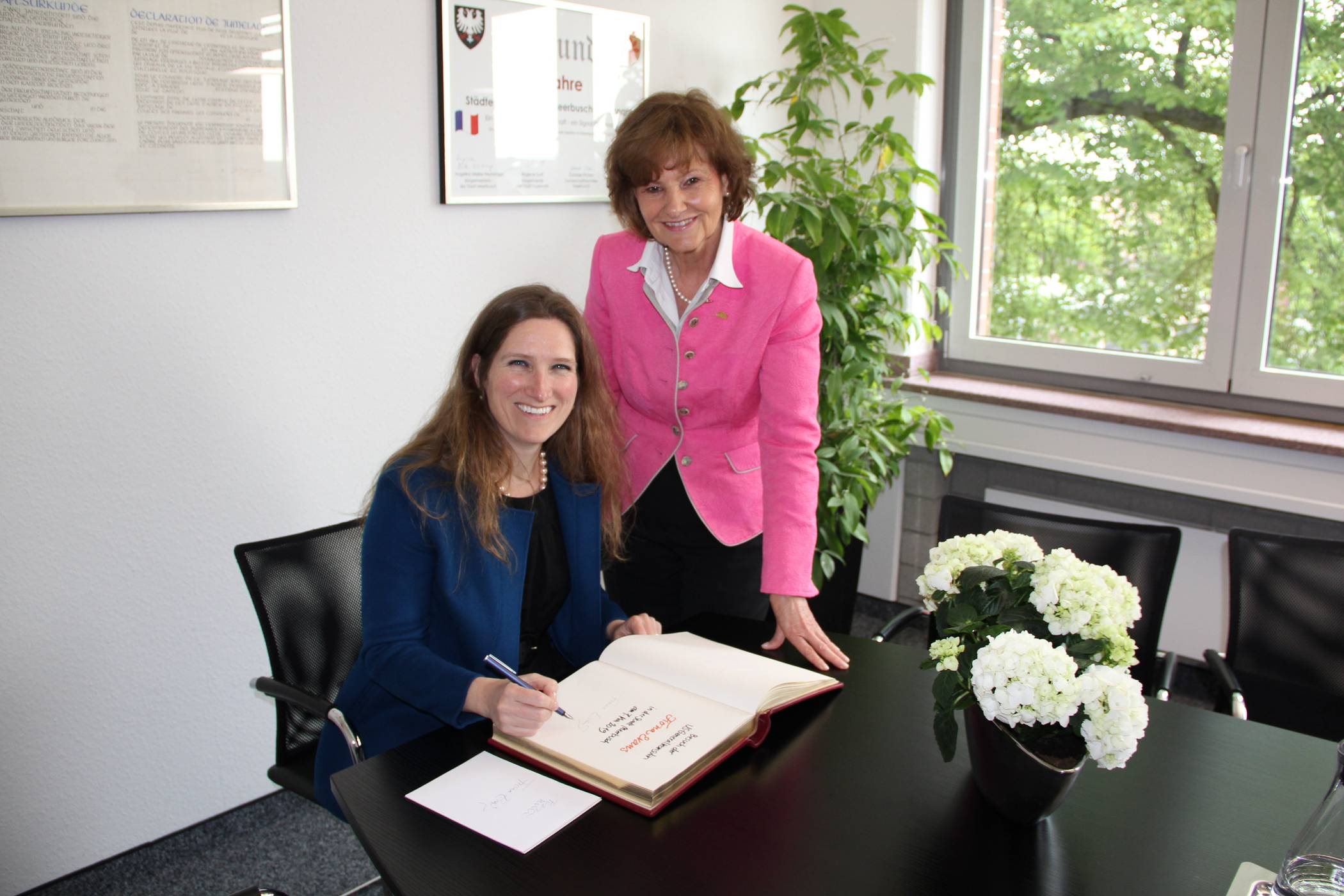 Fiona Evans, US-Generalkonsulin in Düsseldorf, trägt sich in das Goldene Buch der Stadt Meerbusch ein.