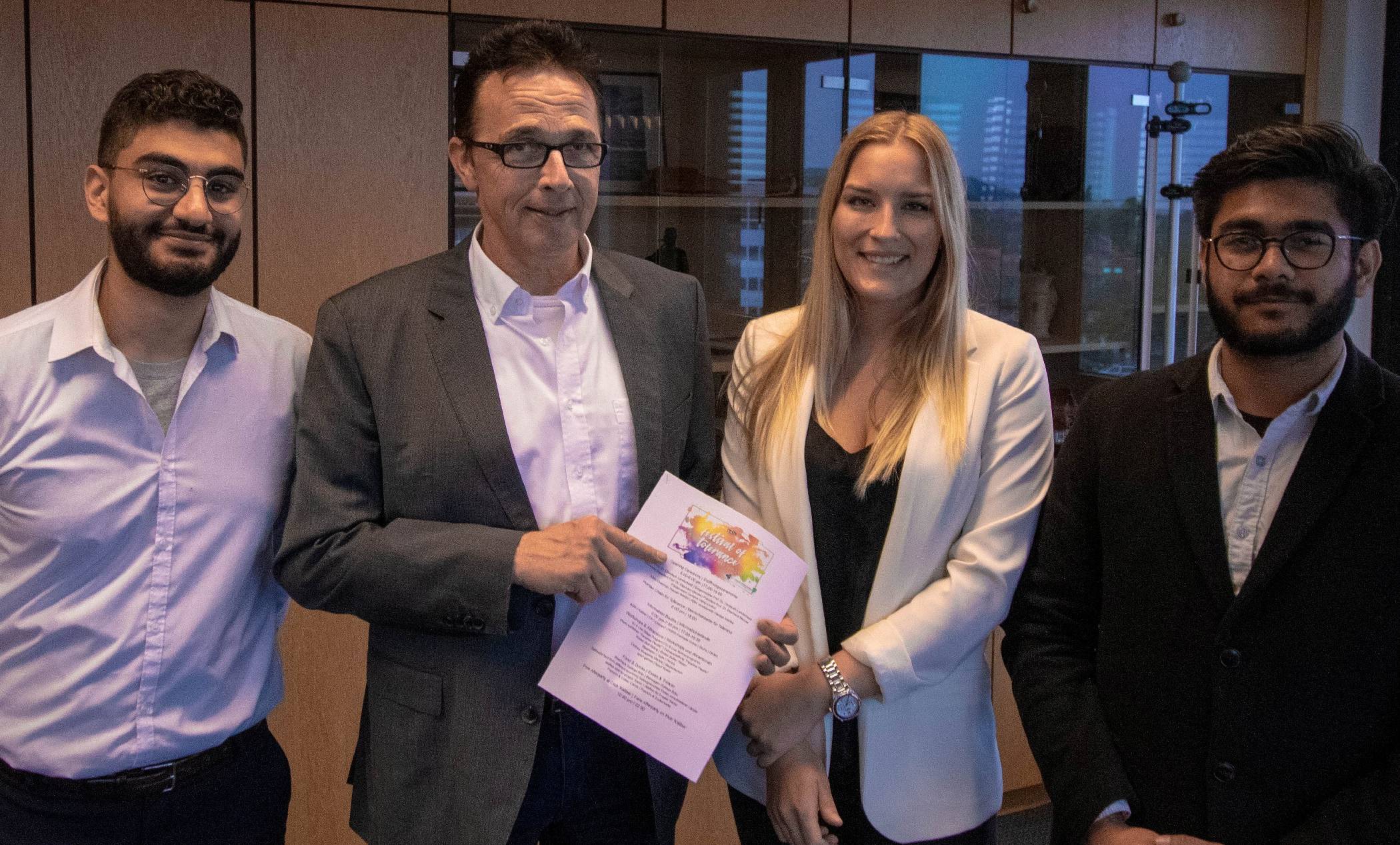 AStA-Vorsitzender Hassan Wehbe, Bürgermeister Prof. Dr. Christoph Landscheidt, Julia Gessler (AStA) und Shrey Agrawal (AStA) mit dem Festivalprogramm.