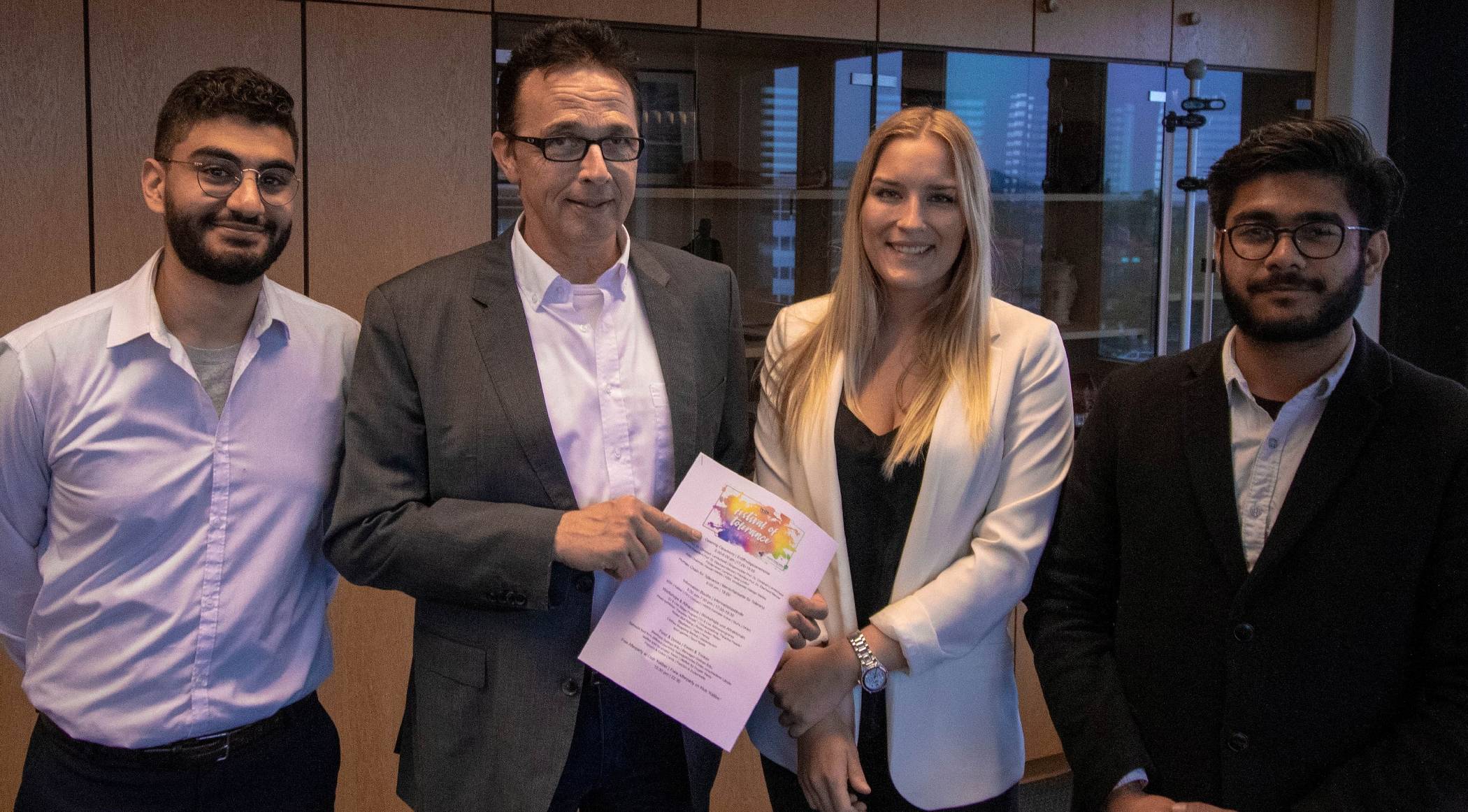 AStA-Vorsitzender Hassan Wehbe, Bürgermeister Prof. Dr. Christoph Landscheidt, Julia Gessler (AStA) und Shrey Agrawal (AStA) mit dem Festivalprogramm.