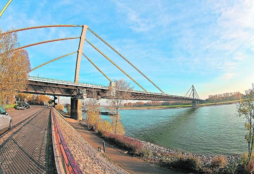 Damit nur Fahrzeuge mit der zulässigen Achs- und Gesamtlast die Brücke passieren, muss auch in Fahrtrichtung Duisburg - Venlo eine Wiegeanlage installiert werden.