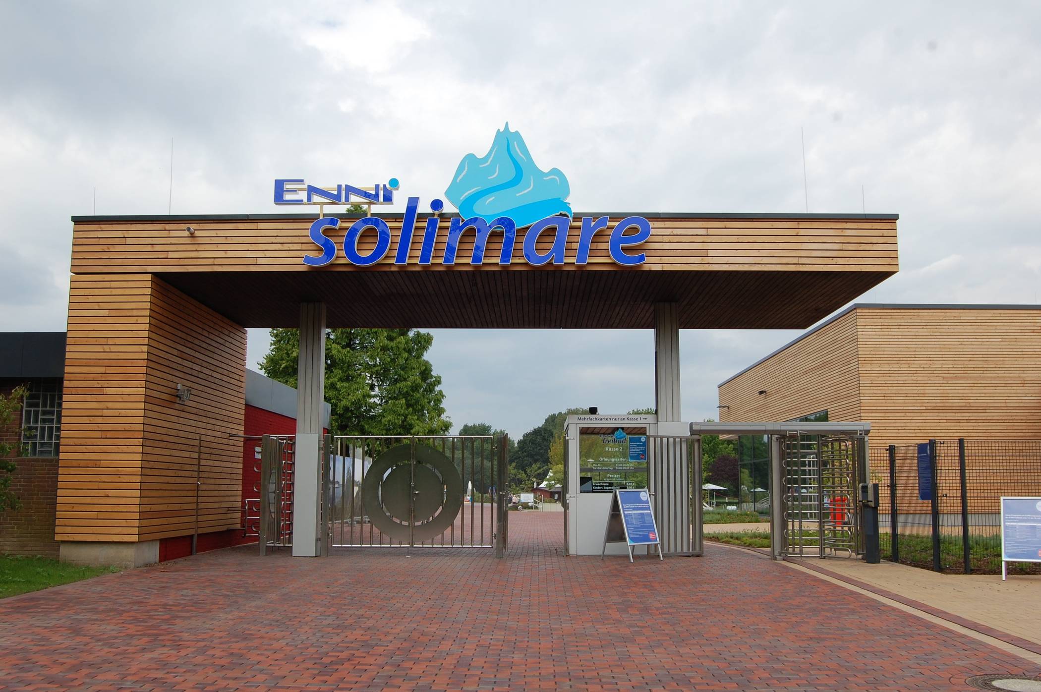 Start der Freibadsaison wird noch einmal verschoben - Schwimmen unter freiem Himmel aber möglich: Schwimmer können im Freibad ihre Bahnen ziehen 