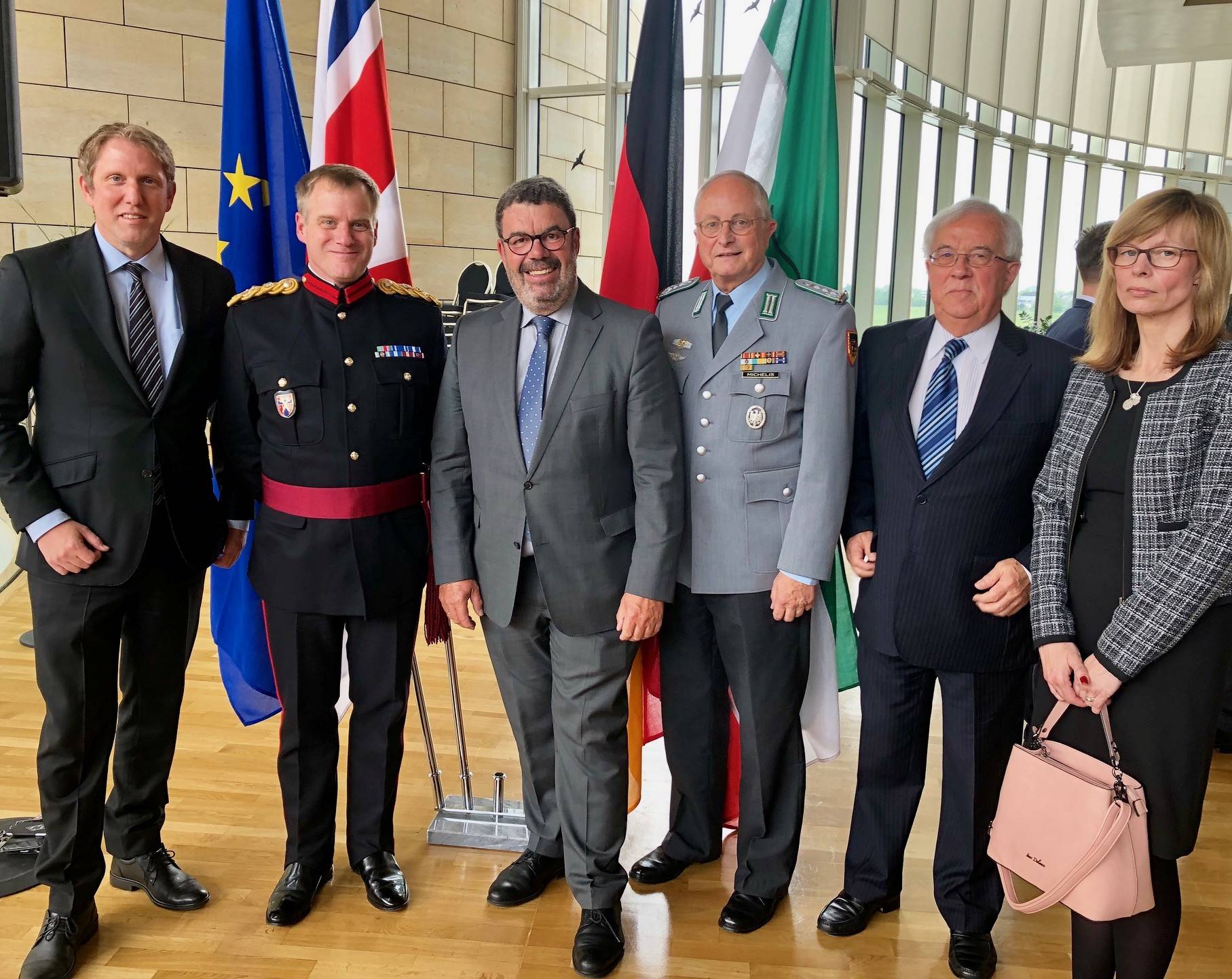 Bei der Eröfffnung der Ausstellung im Landtag (v.l.): Jochen Klenner MdL, Kommandeur der Briten in Deutschland General Clements, Ulrich Elsen, Helmut Michelis, Alistair Clark und Annette Pfennings (Stadt Mönchengladbach).
