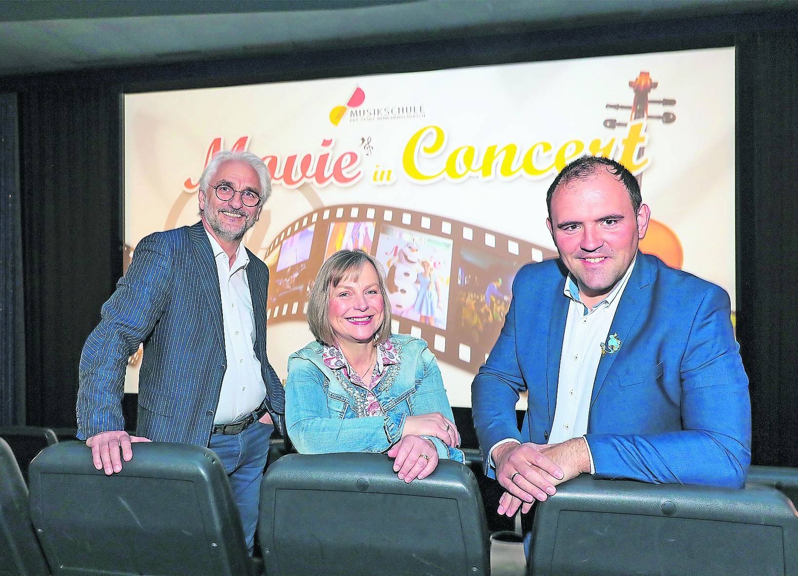 Musikschulleiter Christian Malescov, die stellvertretende Musikschulleiterin Annette Bauernfeind-Gormanns und Markus Brinkmann vom Comet Cine Center (v.l.) laden am 28. und 29. September wieder zu „Movies in Concert“ ins Kino.