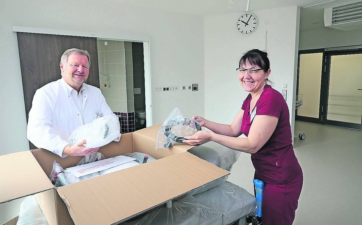 Noch wird hier fleißig gerödelt: Chefarzt Dr. Harald Lehnen und Irina Kloos, Leitende Hebamme, sorgen dafür, dass die neuen Kreißsäle schon bald einsatzbereit sind.