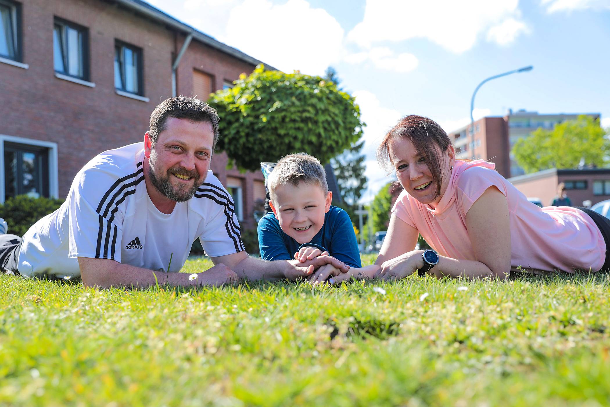  Noch sind René, Lucas und Nicole Fomferra sauber und adrett, doch bald werden sie wohl wie der junge Teilnehmer auf dem rechten Foto aussehen. 