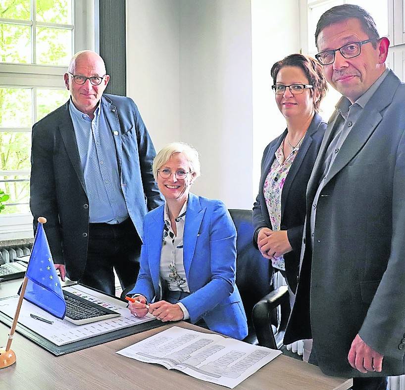   Thomas Jäger (Burggemeinde Brüggen, l.) ,Annette Beckers (Projektkoordinatorin Beesel-Brüggen, 2. v. r.), Dieter Dresen (Burggemeinde Brüggen, r.) hießen Dr. Petra Dassen (Bürgermeisterin der Gemeinde Beesel, 2.v.l.) im Brüggener Rathaus willkommen. 