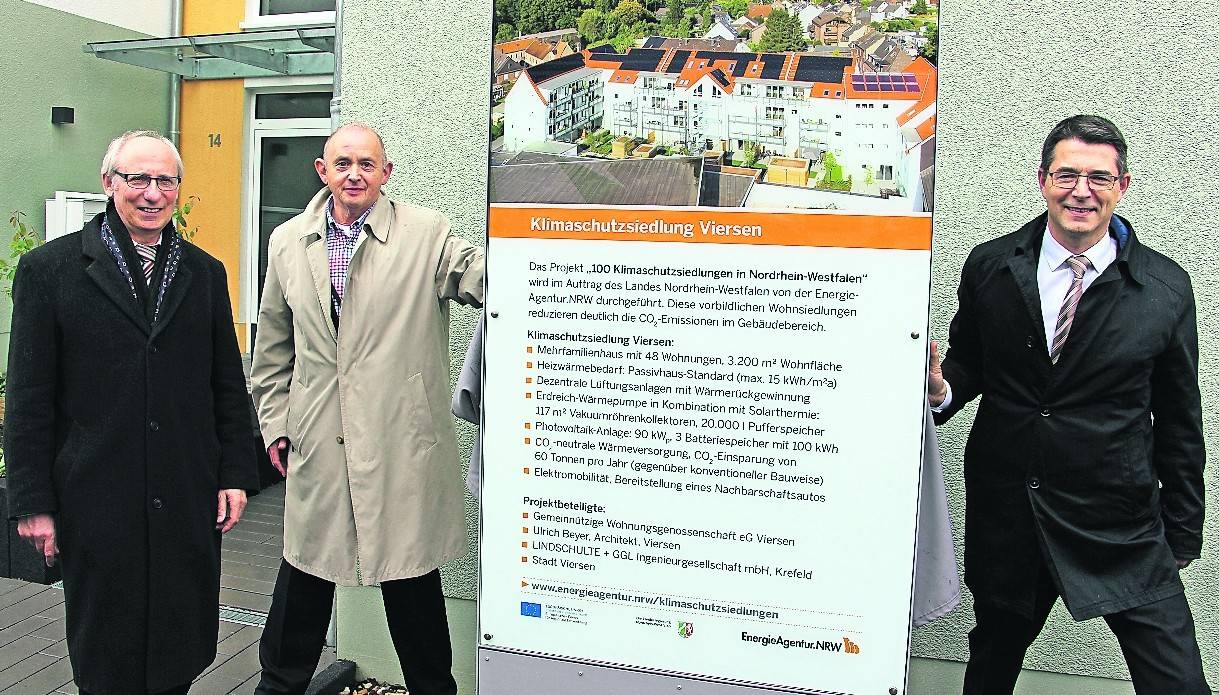  Gemeinsam mit Dr. Hartmut Murschall (NRW-Wirtschaftsministerium, l.) und Andreas Gries (EnergieAgentur.NRW, r.) hat Heinz Fels (Vorstand GWG) die Klimapoint-Stele der 1. Viersener Klimaschutzsiedlung an der Oststraße eingeweiht. 