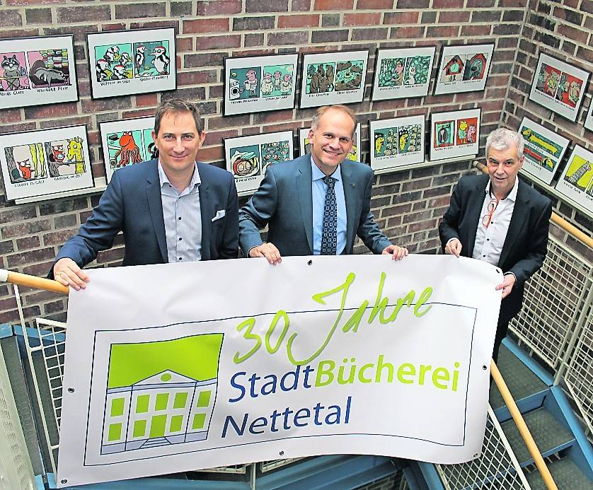 Freuen sich auf die 30-Jahr-Feier in der Stadtbücherei: Jochen Müntinga, Geschäftsbereichsleiter Bildung, Bürgermeister Christian Wagner und Büchereileiter Ulrich Schmitter.